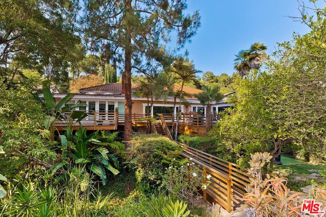 Property Photo: 11292 Canton Dr CA 91604