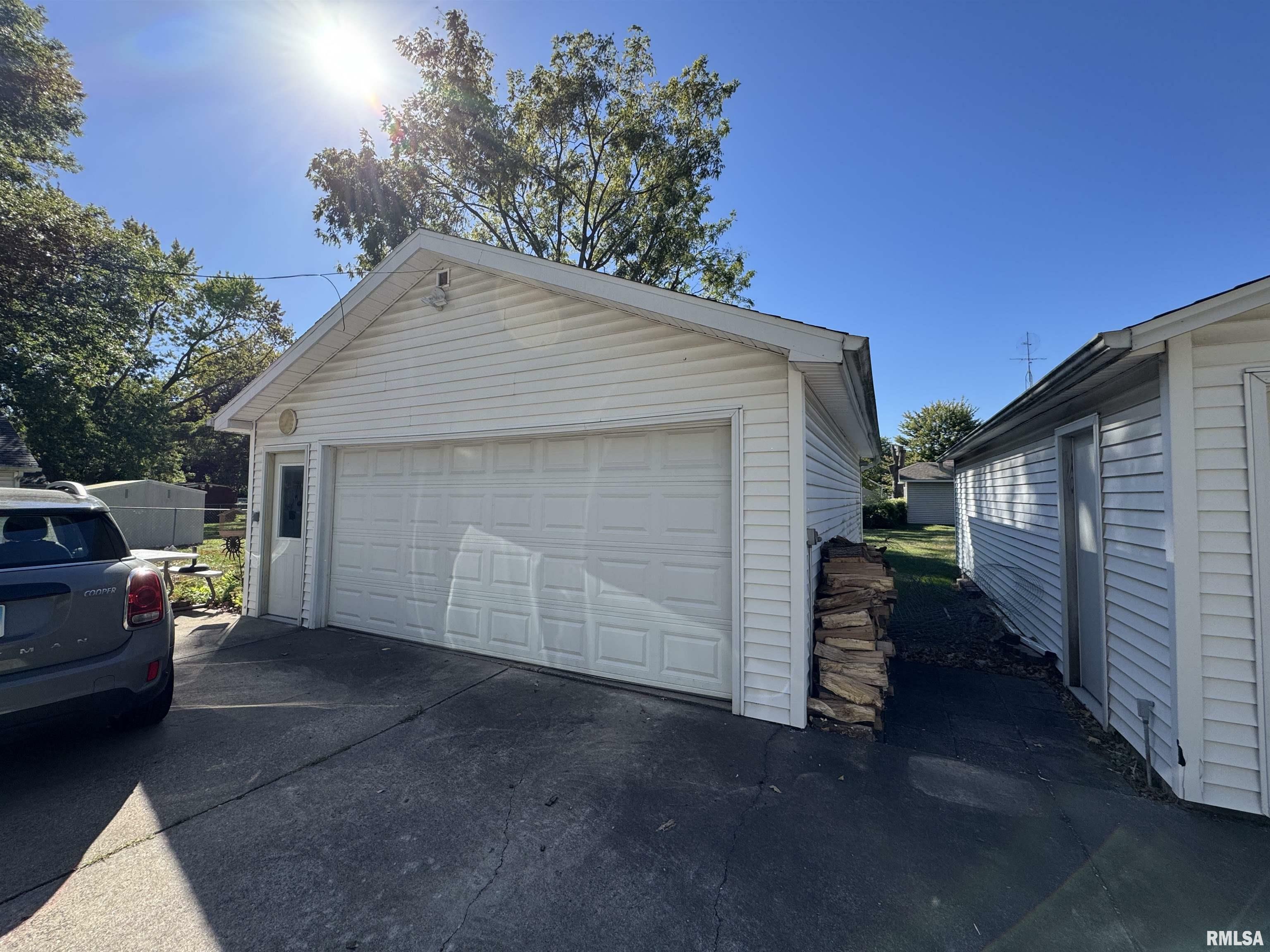 Property Photo:  1064 Maple Avenue  IL 61401 