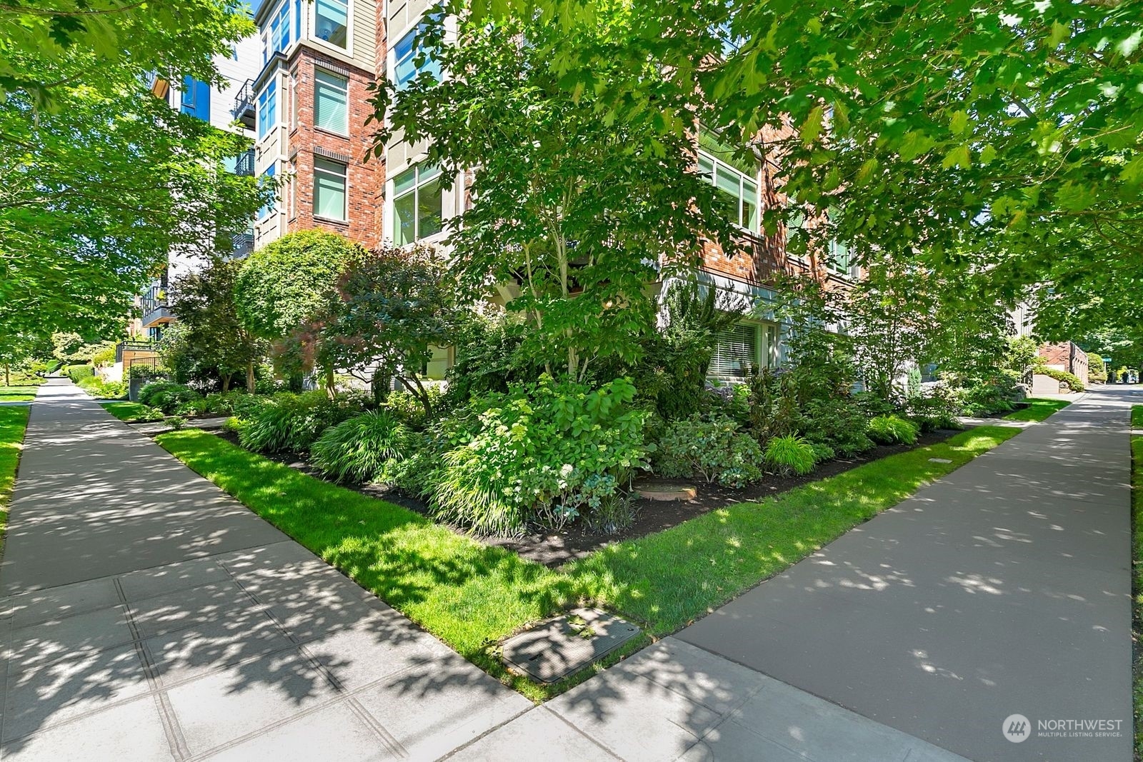 Property Photo:  200 W Comstock Street 102  WA 98119 