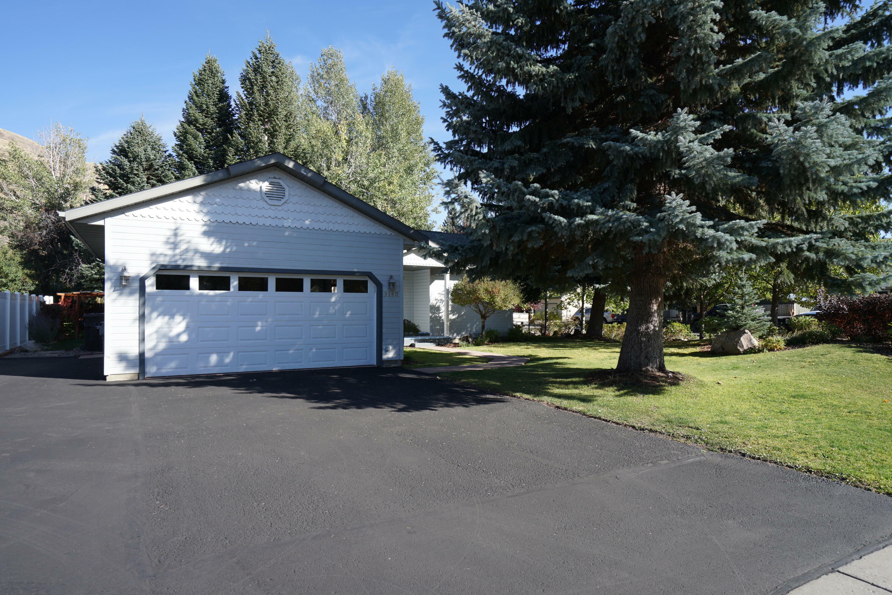 Property Photo:  3140 Woodside Blvd  ID 83333 