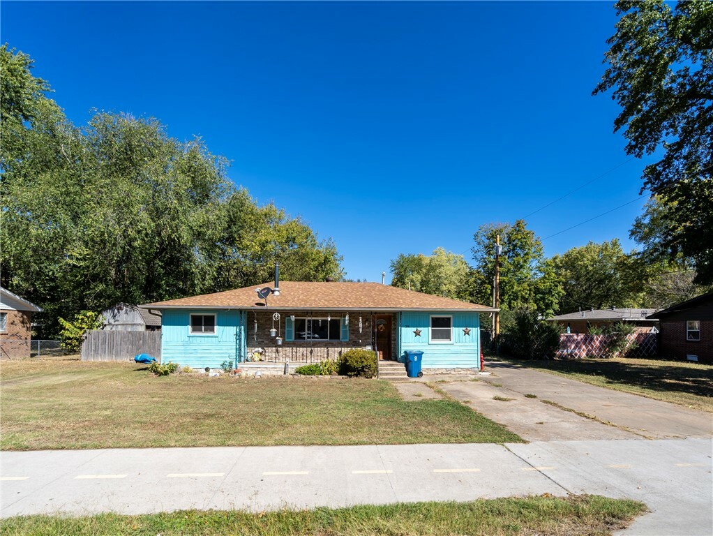 Property Photo:  306 SE El Paso Street  AR 72736 