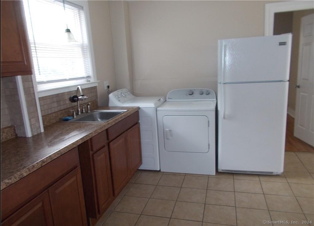 Property Photo:  85 Myrtle Avenue 1st Floor  CT 06401 