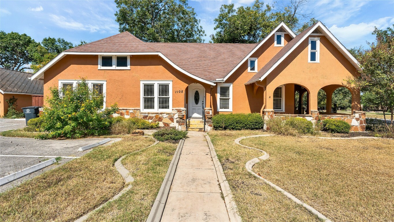 Property Photo:  1108 W Coll Street  TX 78130 