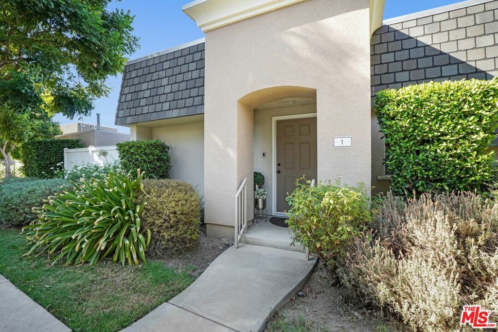 Property Photo:  19246 Hamlin Street 1  CA 91335 