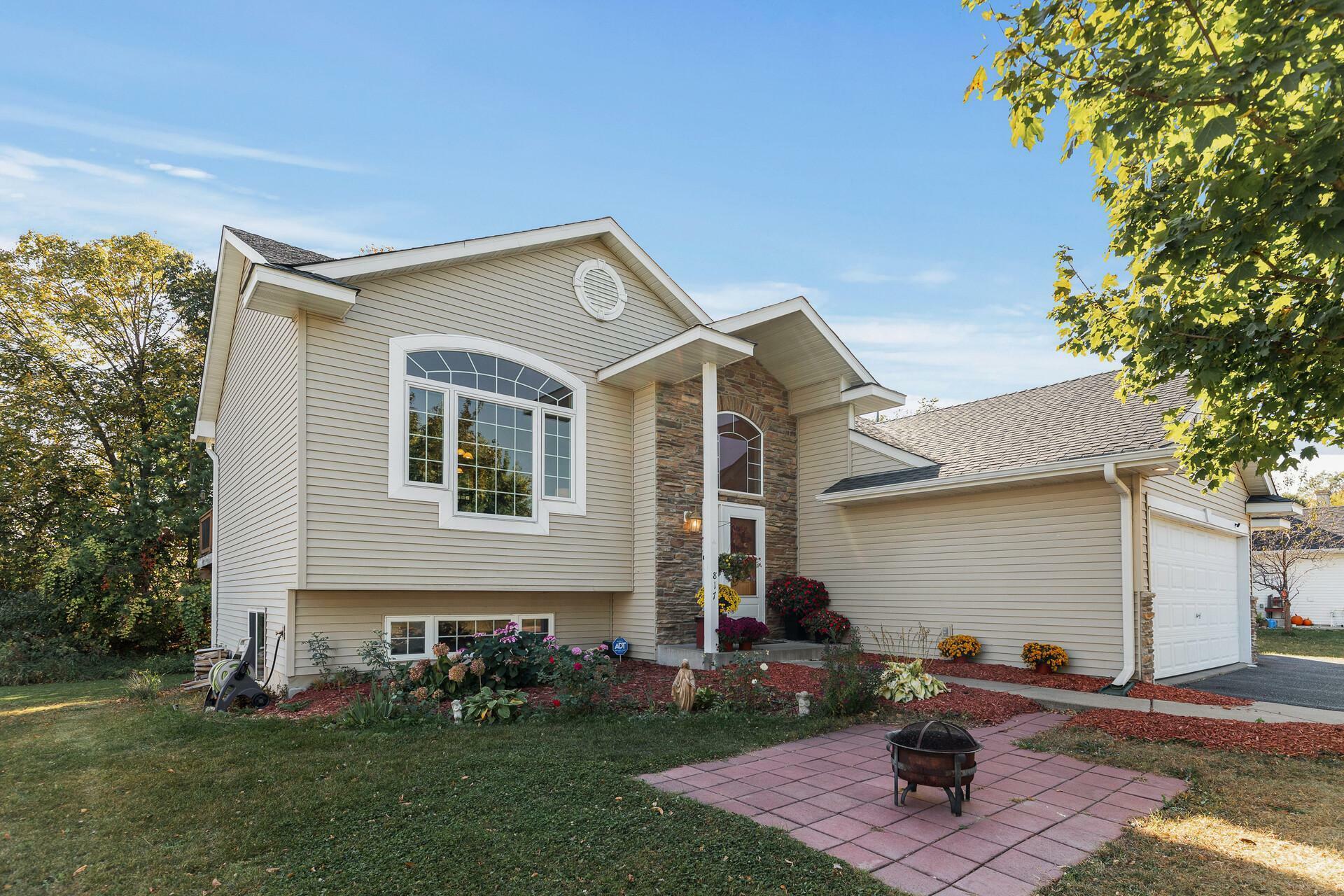 Property Photo:  817 Quail Parkway  MN 55388 