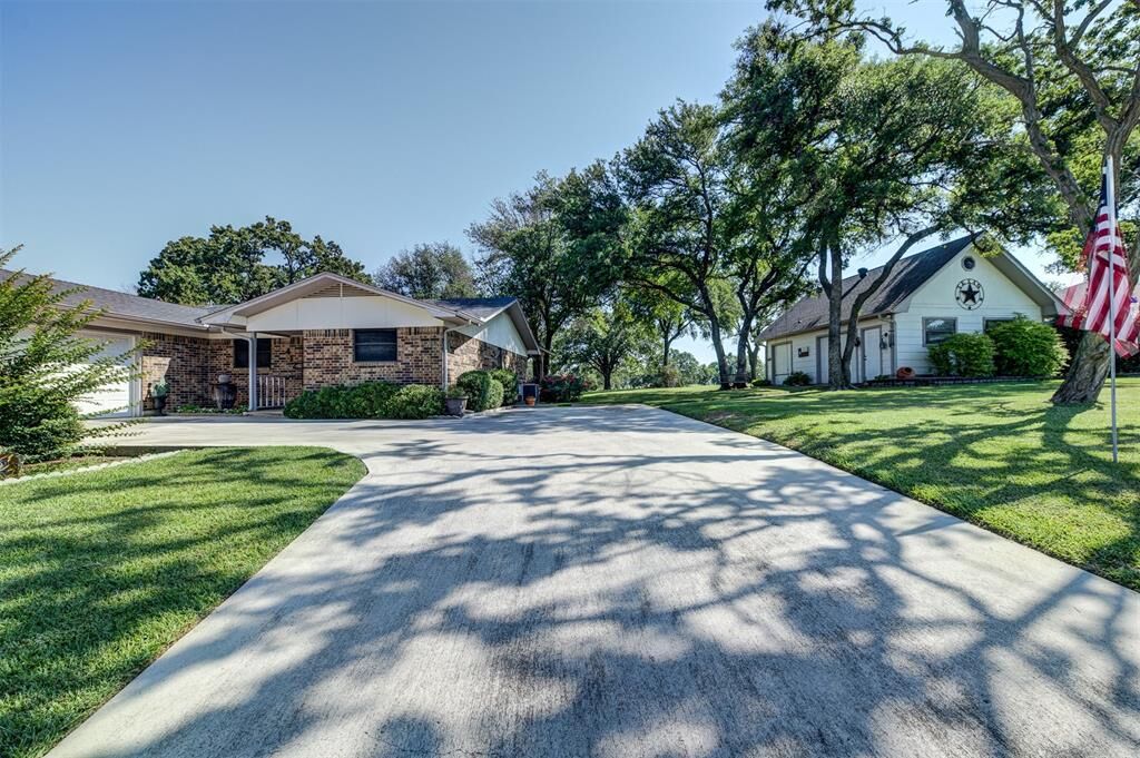 Property Photo:  412 Half Moon Way  TX 76426 