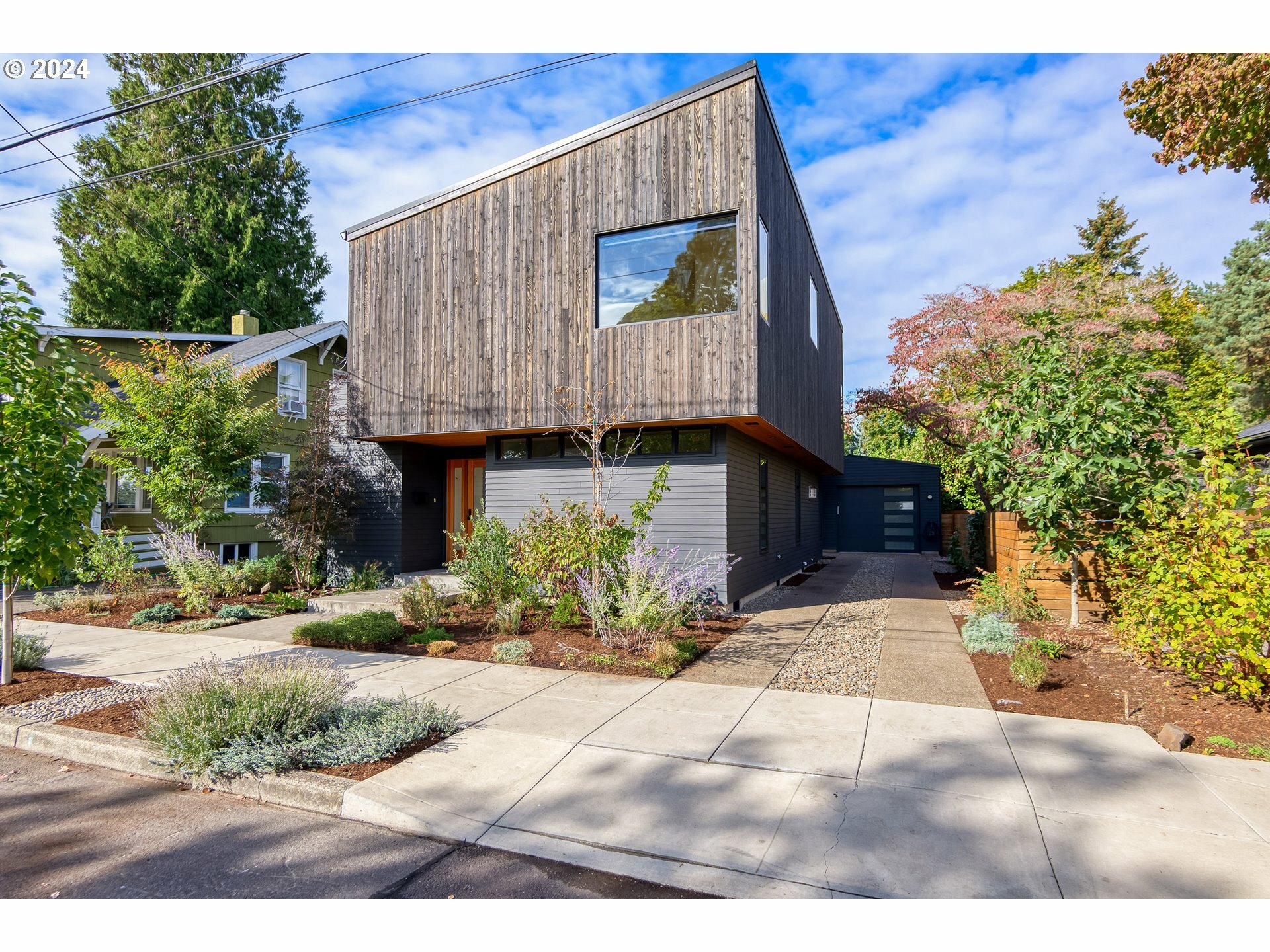 Property Photo:  6741 SE Kelly St  OR 97206 