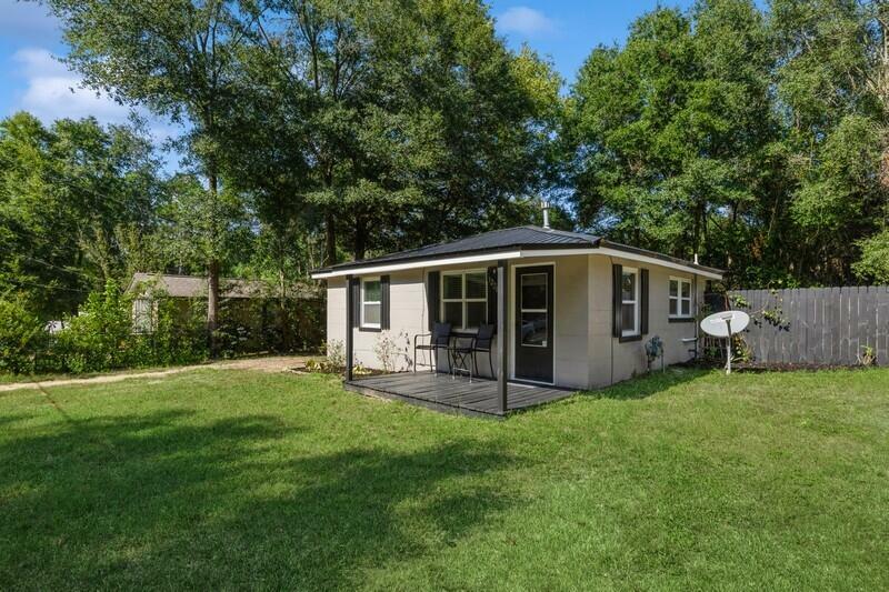 Property Photo:  1226 E Chestnut Avenue  FL 32539 