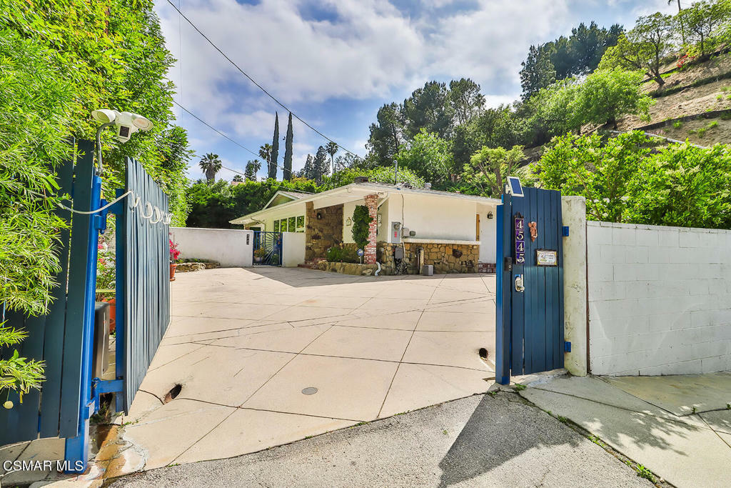 Property Photo:  4545 Alonzo Avenue  CA 91316 