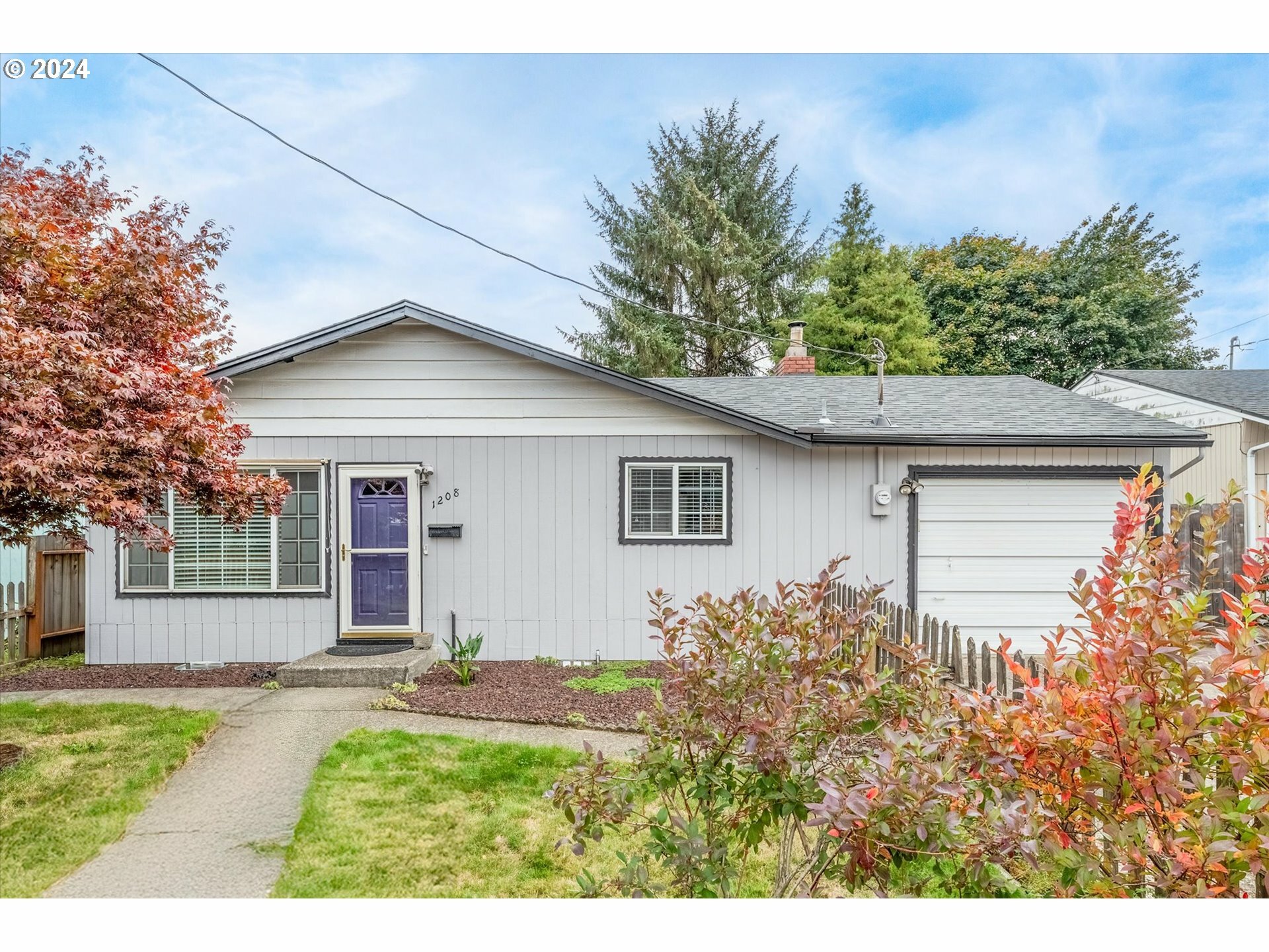 Property Photo:  1208 S 8th Ave  WA 98626 