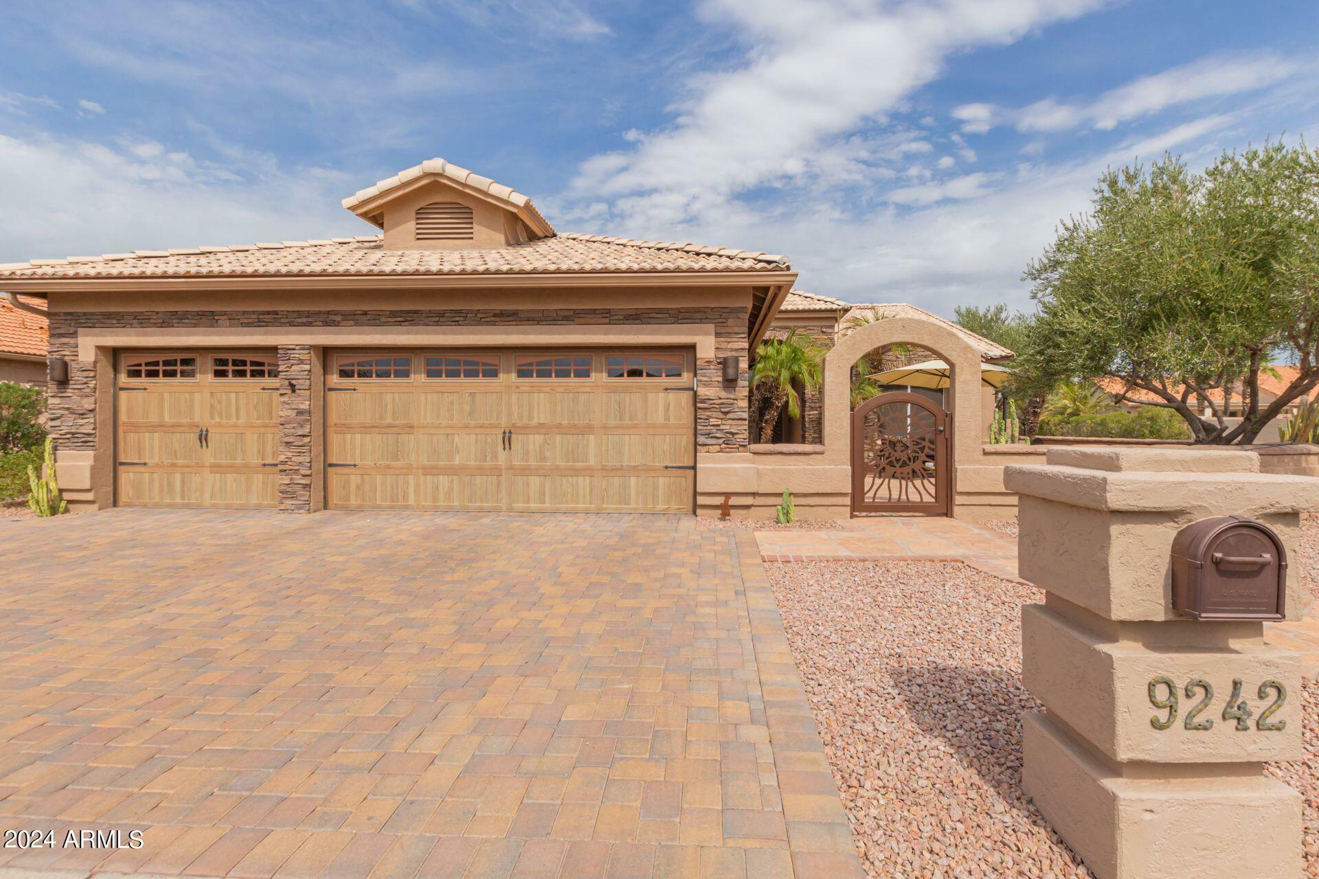 Property Photo:  9242 E Coopers Hawk Drive  AZ 85248 