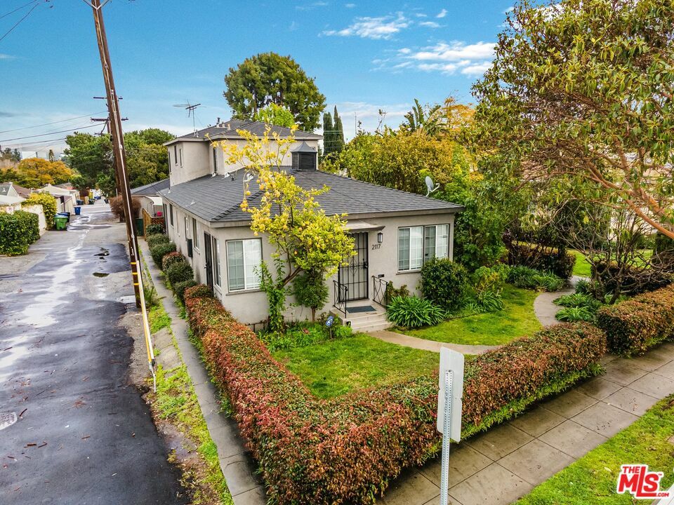 Property Photo:  2117   Stewart St  CA 90404 