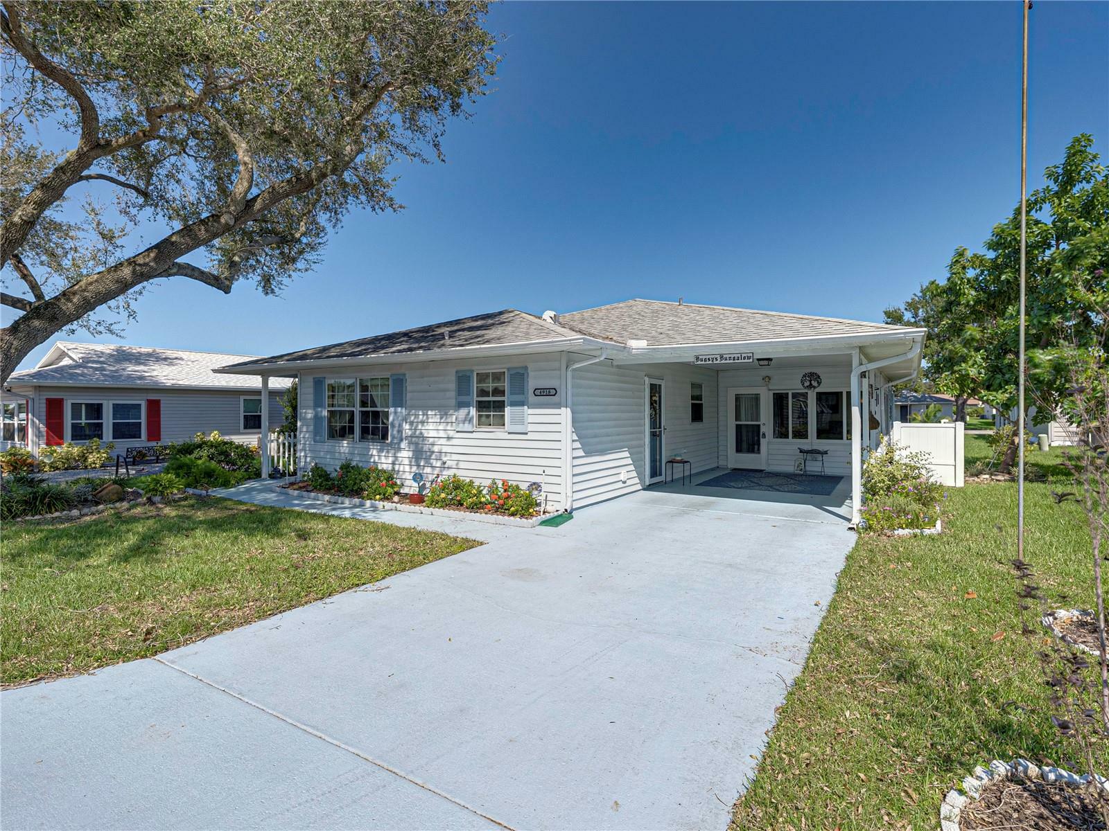 Property Photo:  4918 Colonnades Circle W  FL 33811 