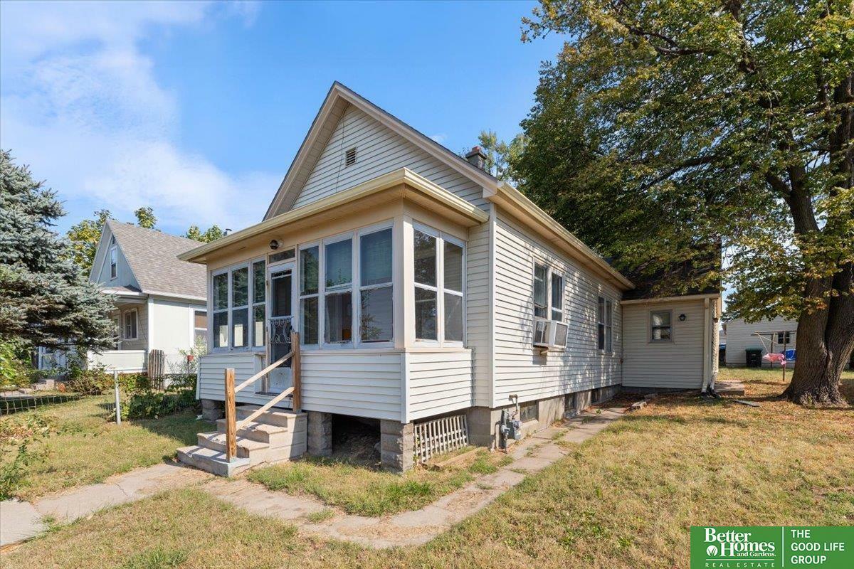 Property Photo:  5813 S 18 Street  NE 68107 