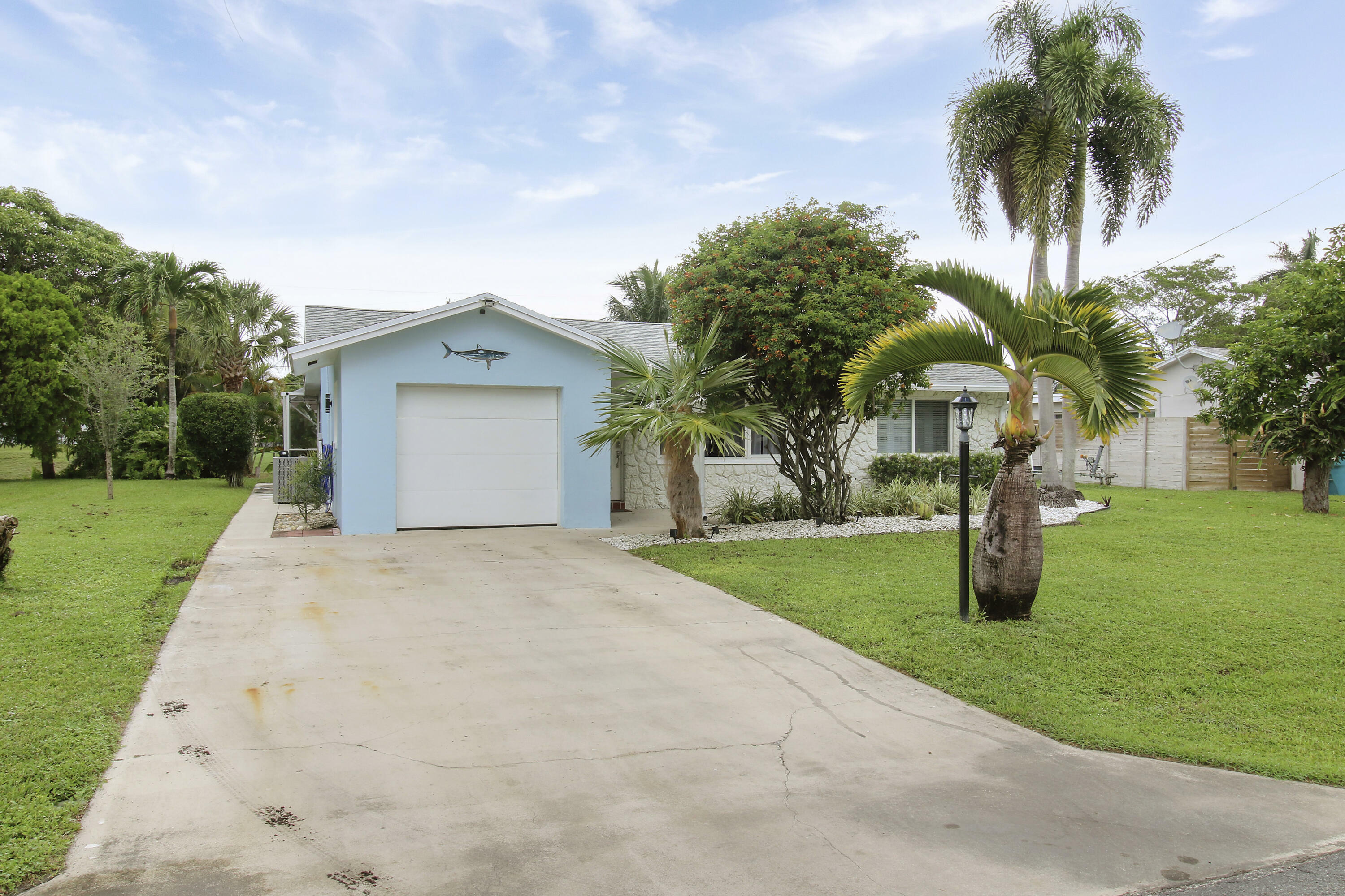 Property Photo:  1004 Coral Court  FL 33426 