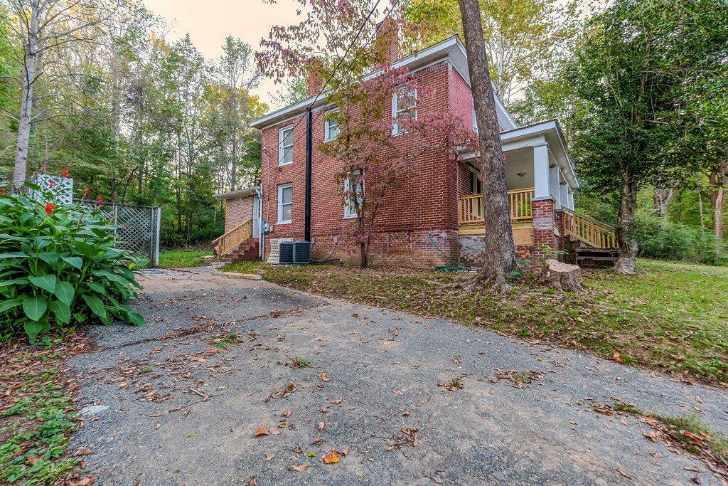 Property Photo:  1006 N Main St  VA 23901 