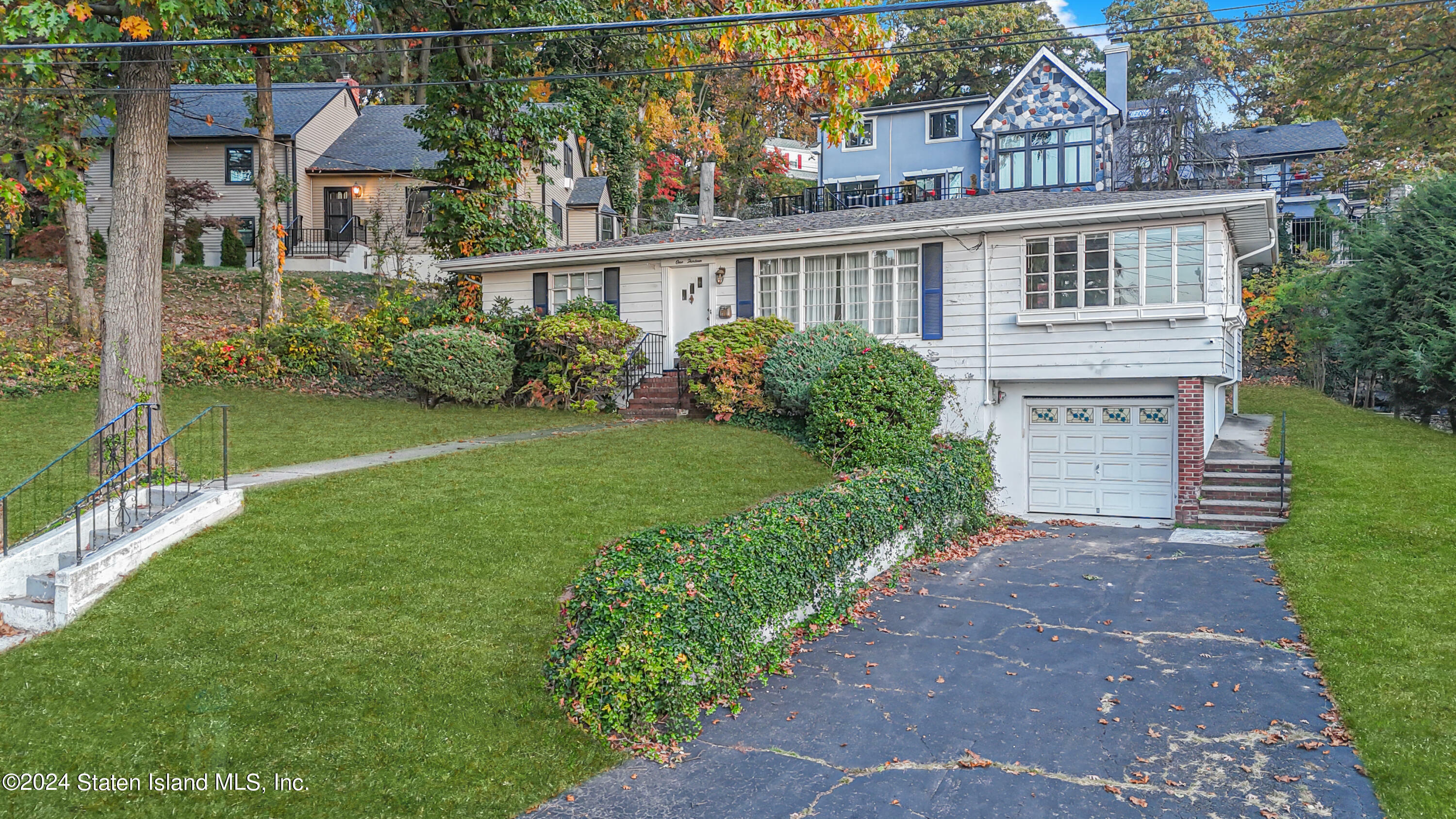 Property Photo:  113 Longview Road  NY 10304 