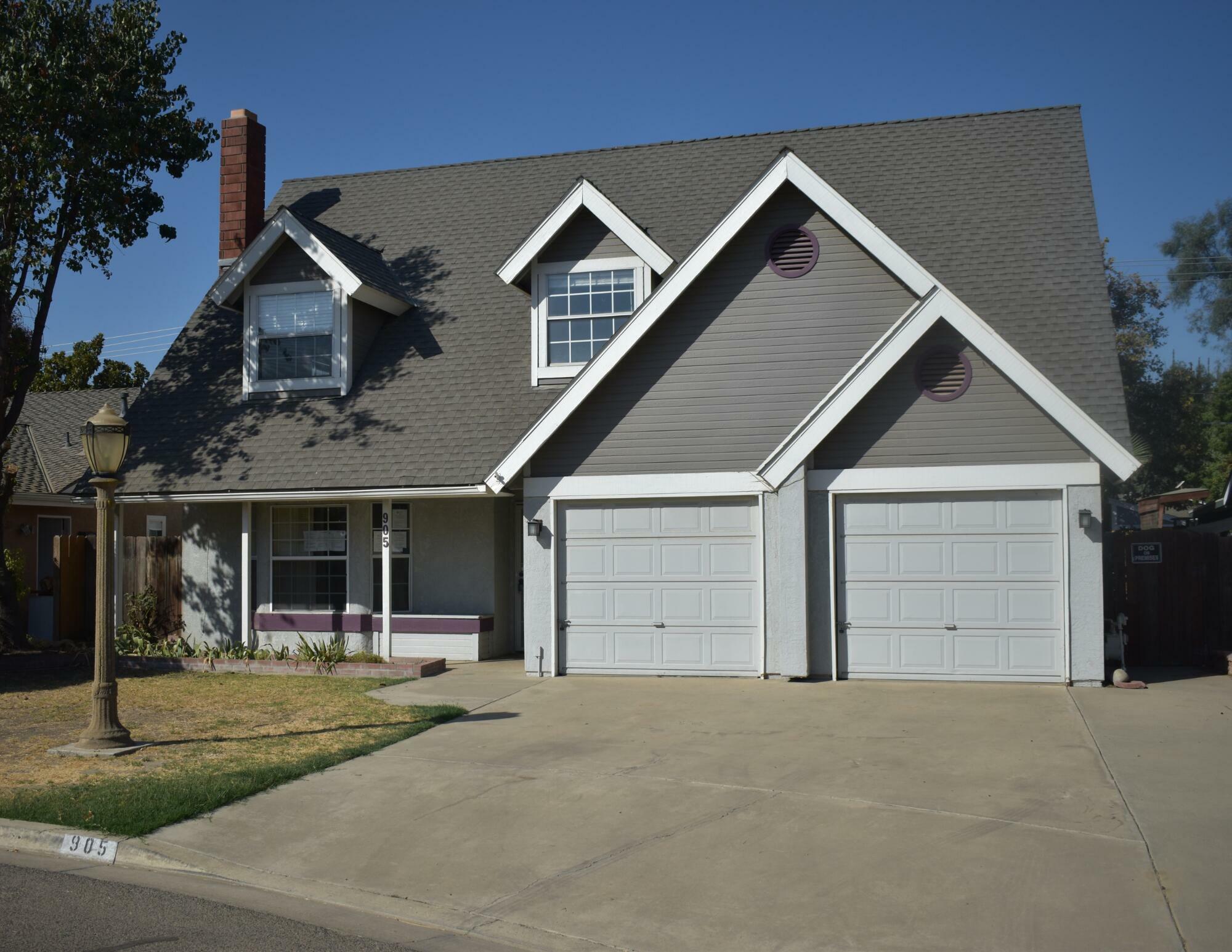 Property Photo:  905 N Oakwood Court  CA 93291 