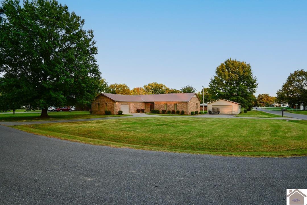 Property Photo: 210 Woodbine Dr KY 42001