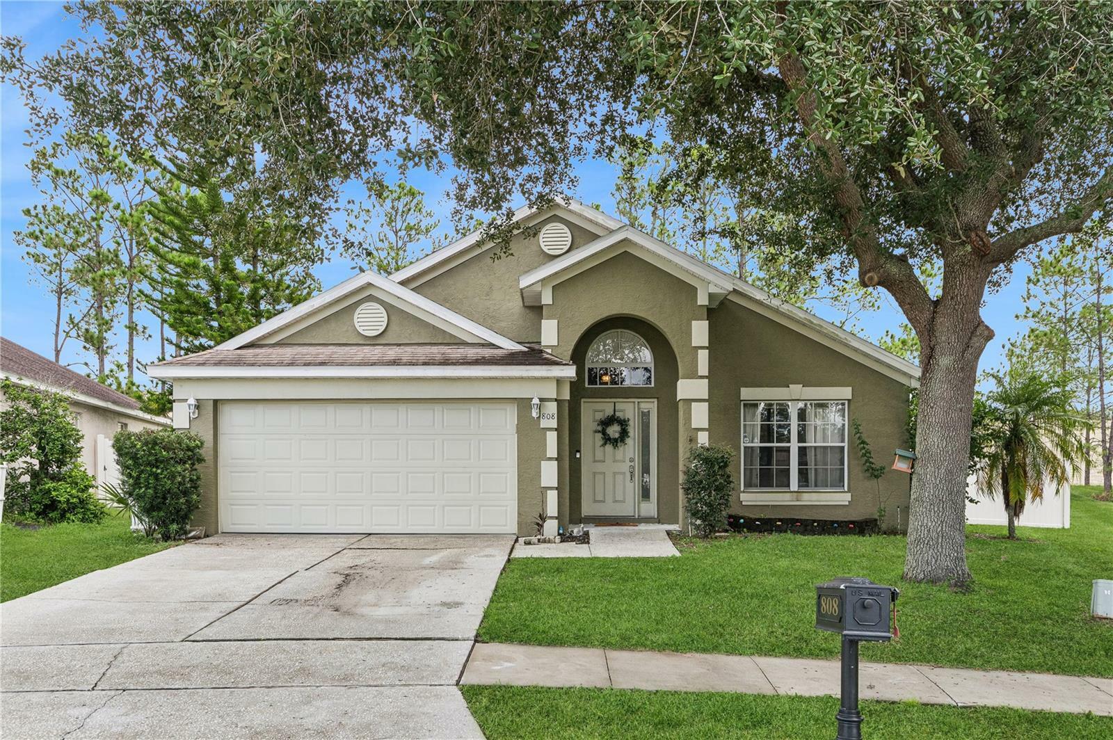 Property Photo:  808 Oxford Drive  FL 33897 