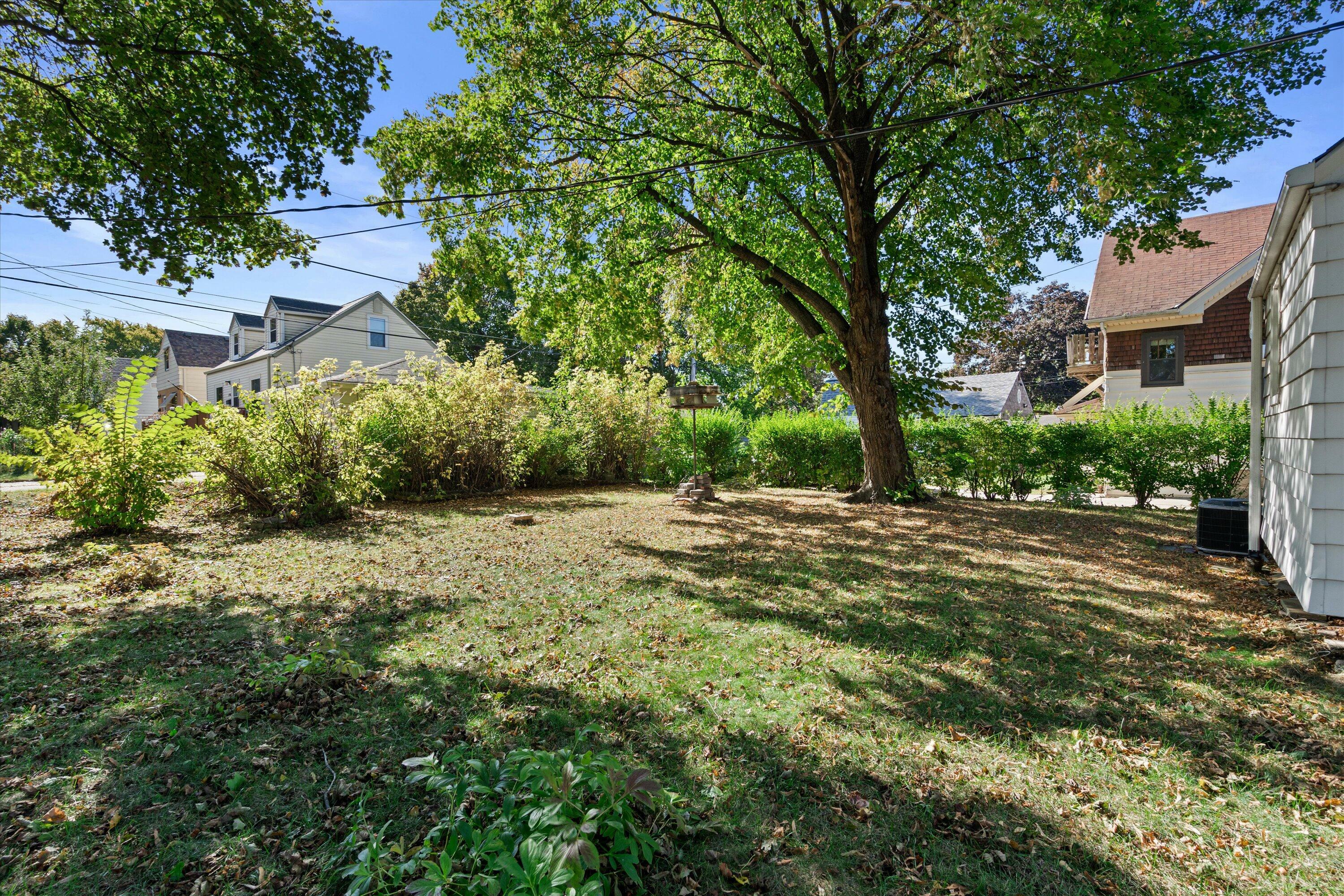 Property Photo:  1429 E Saveland Ave  WI 53207 