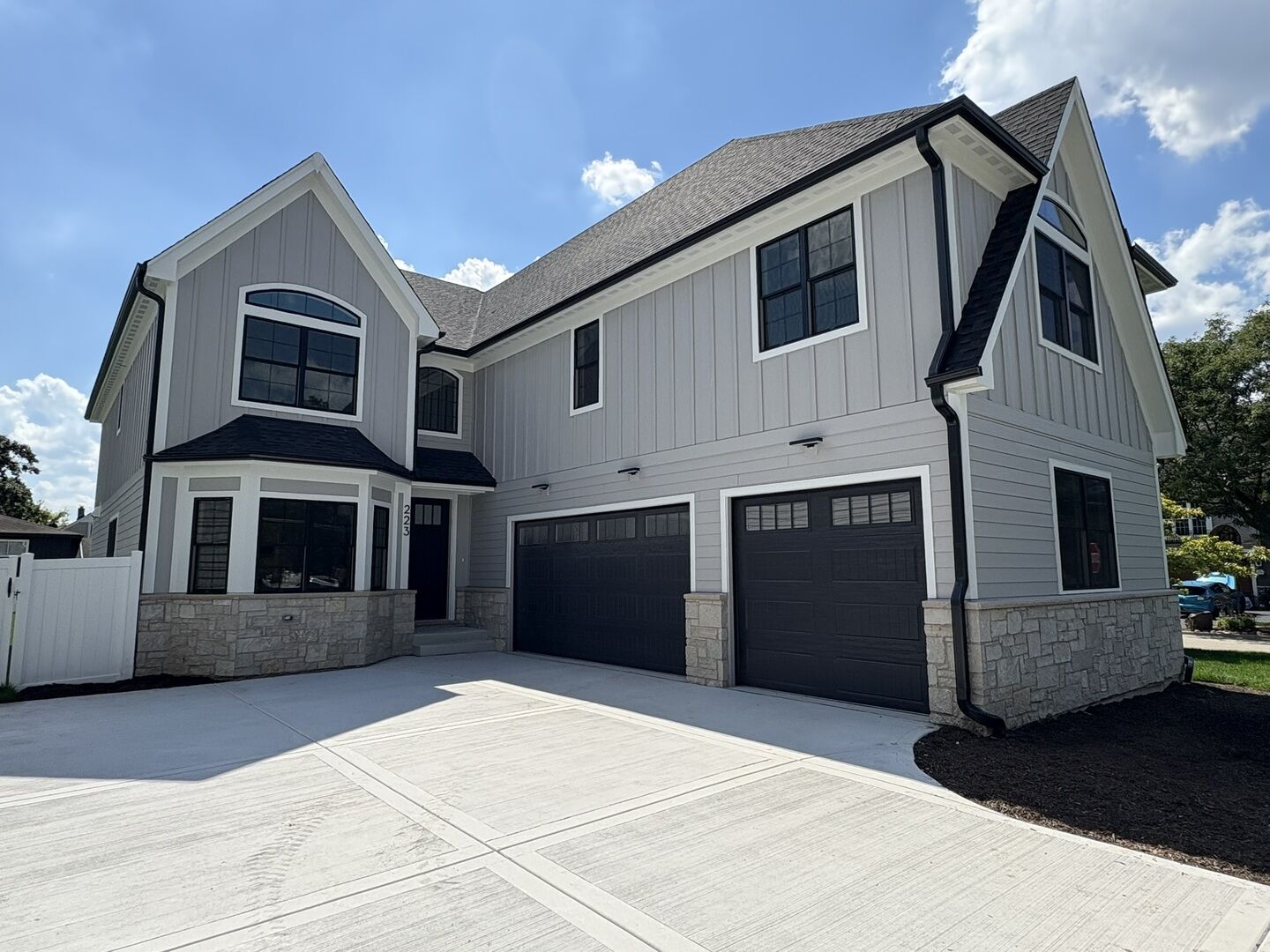 Property Photo:  223 N Bonnie Brae Avenue  IL 60126 