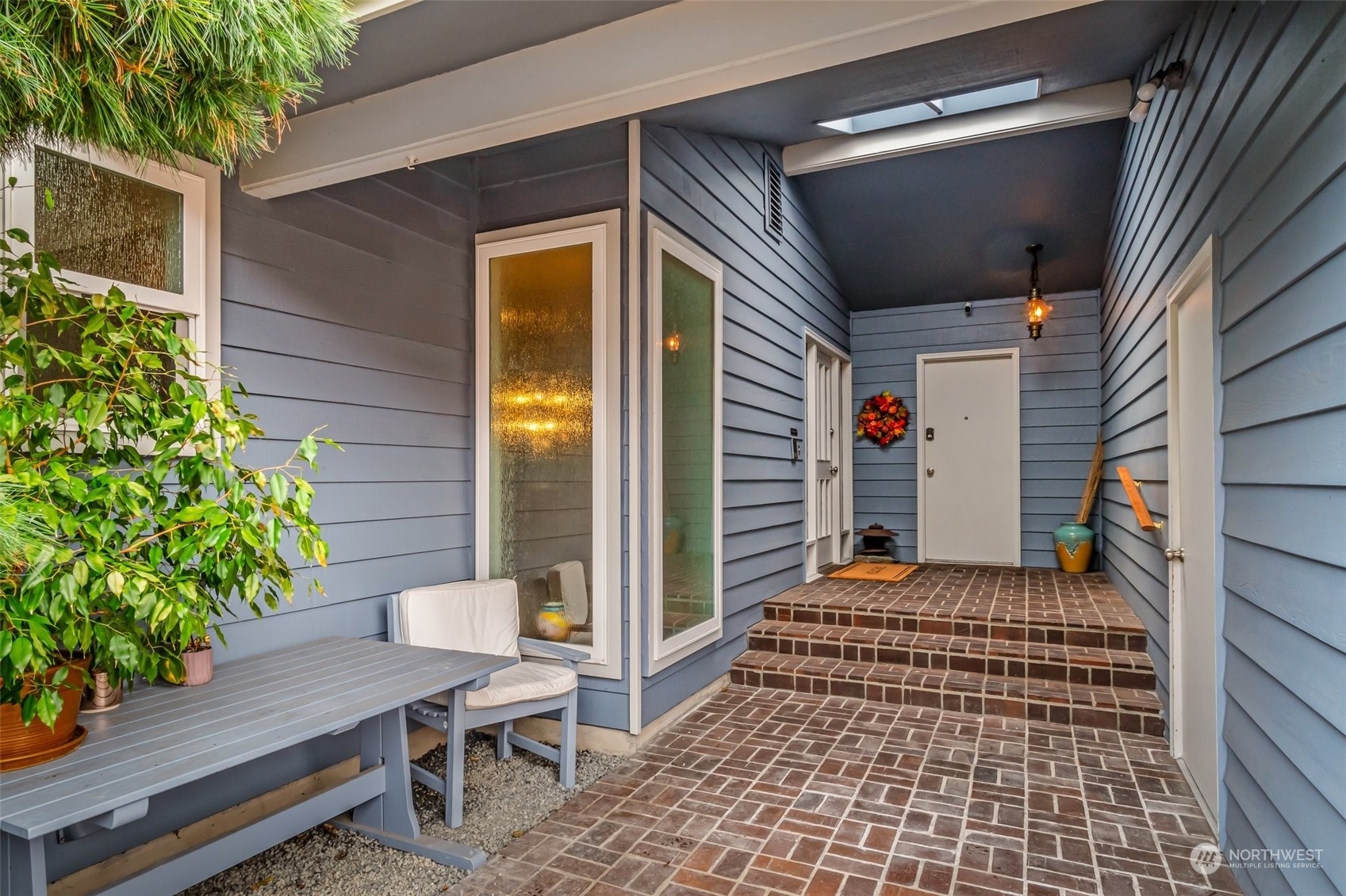 Property Photo: 811 Somerset Lane WA 98020
