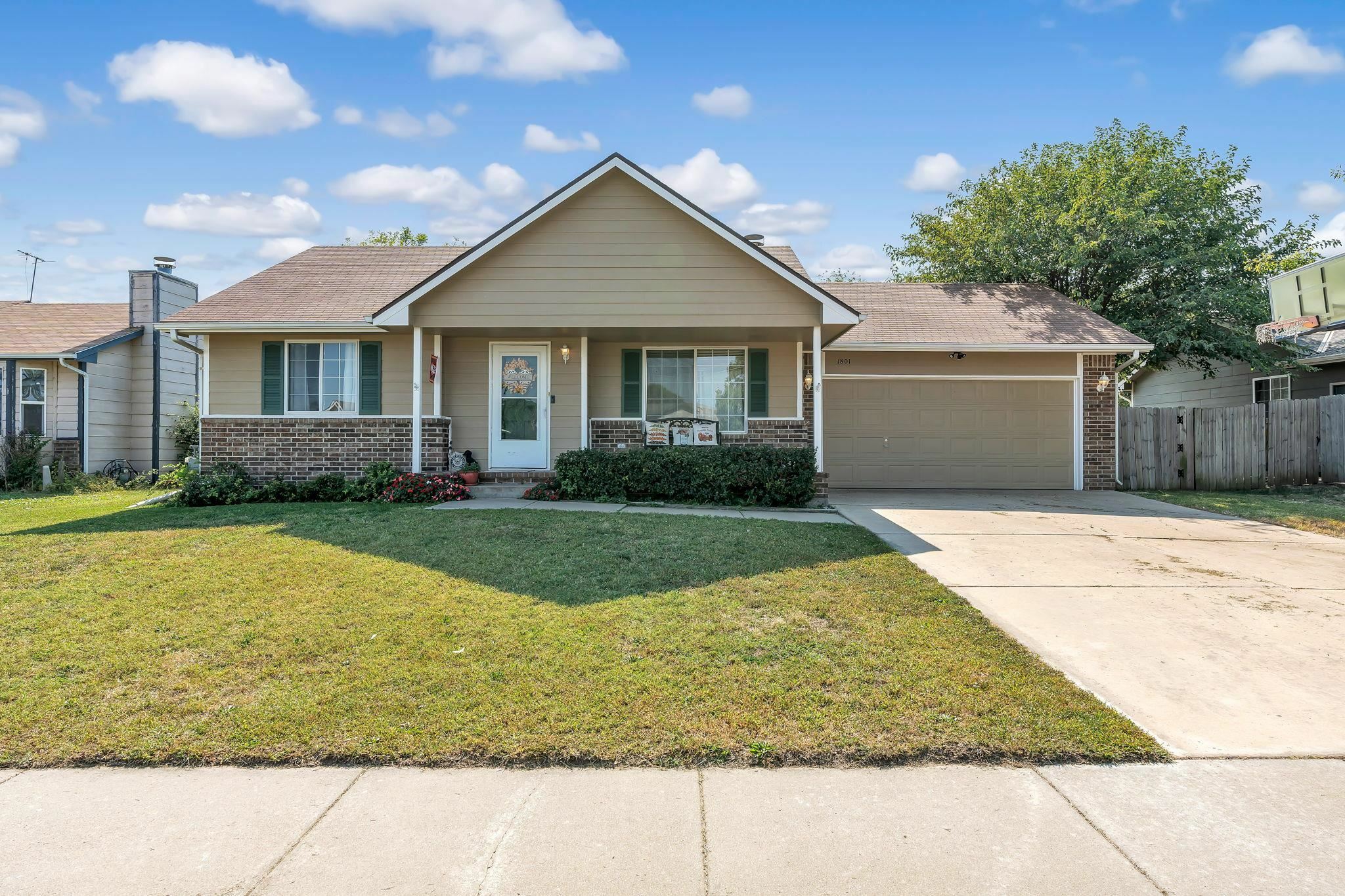 Property Photo:  1801 E Summerwood St  KS 67052 