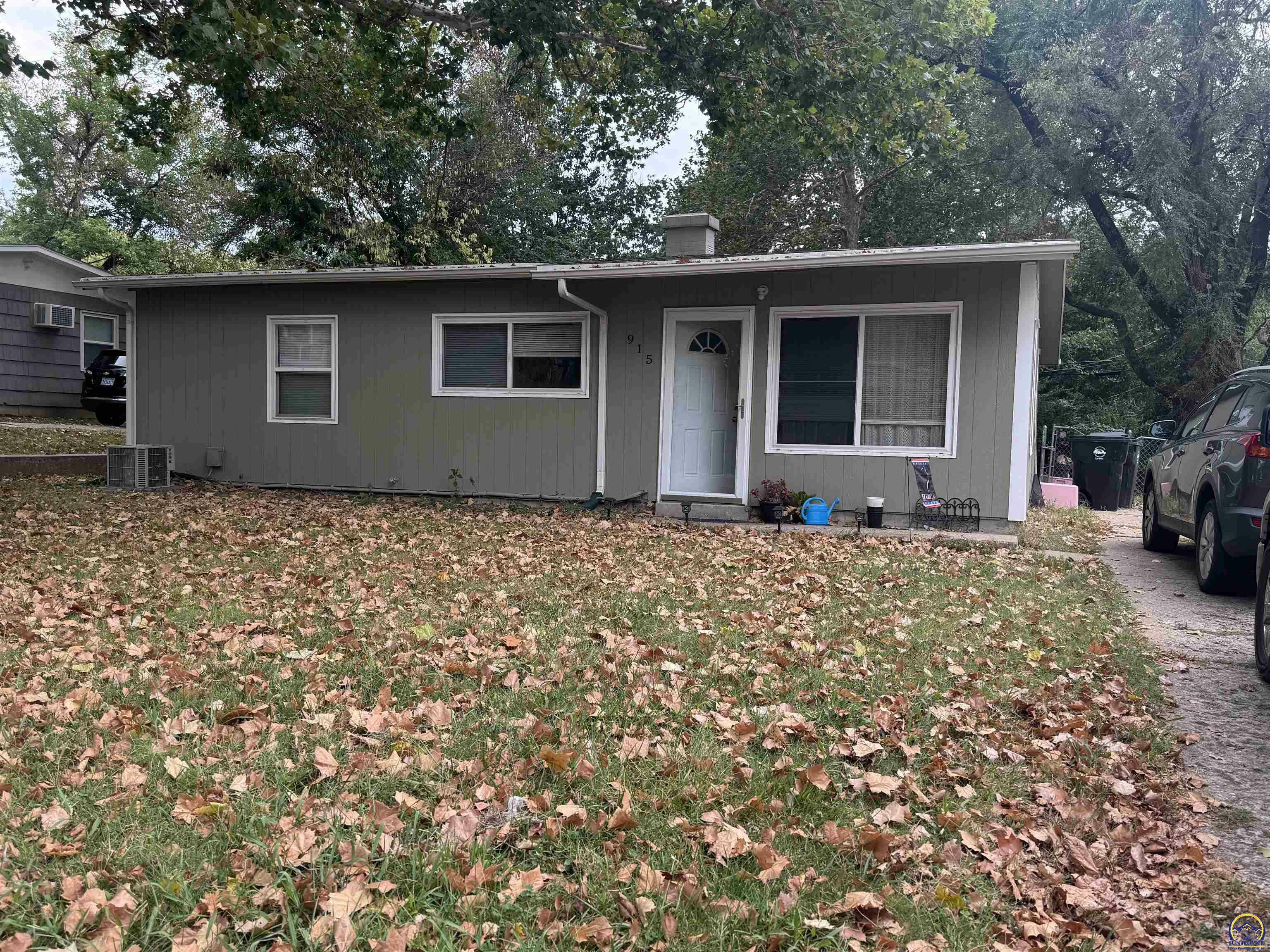 Property Photo:  915 SW 31st St  KS 66611 