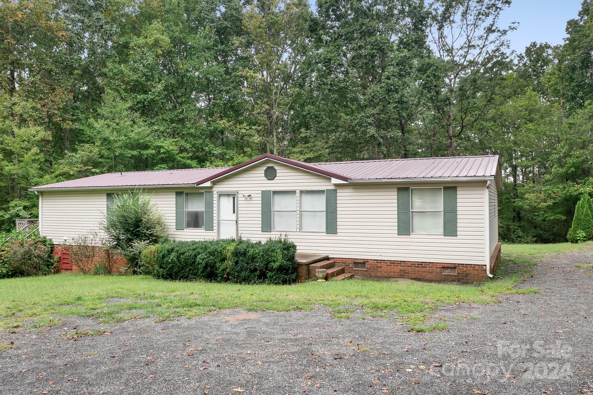 Property Photo:  2461 Pinnacle Drive  NC 28609 