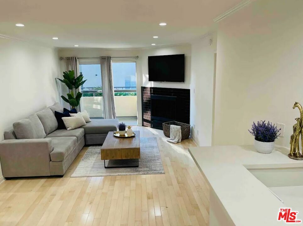 Property Photo:  21520 Burbank Blvd 112  CA 91367 