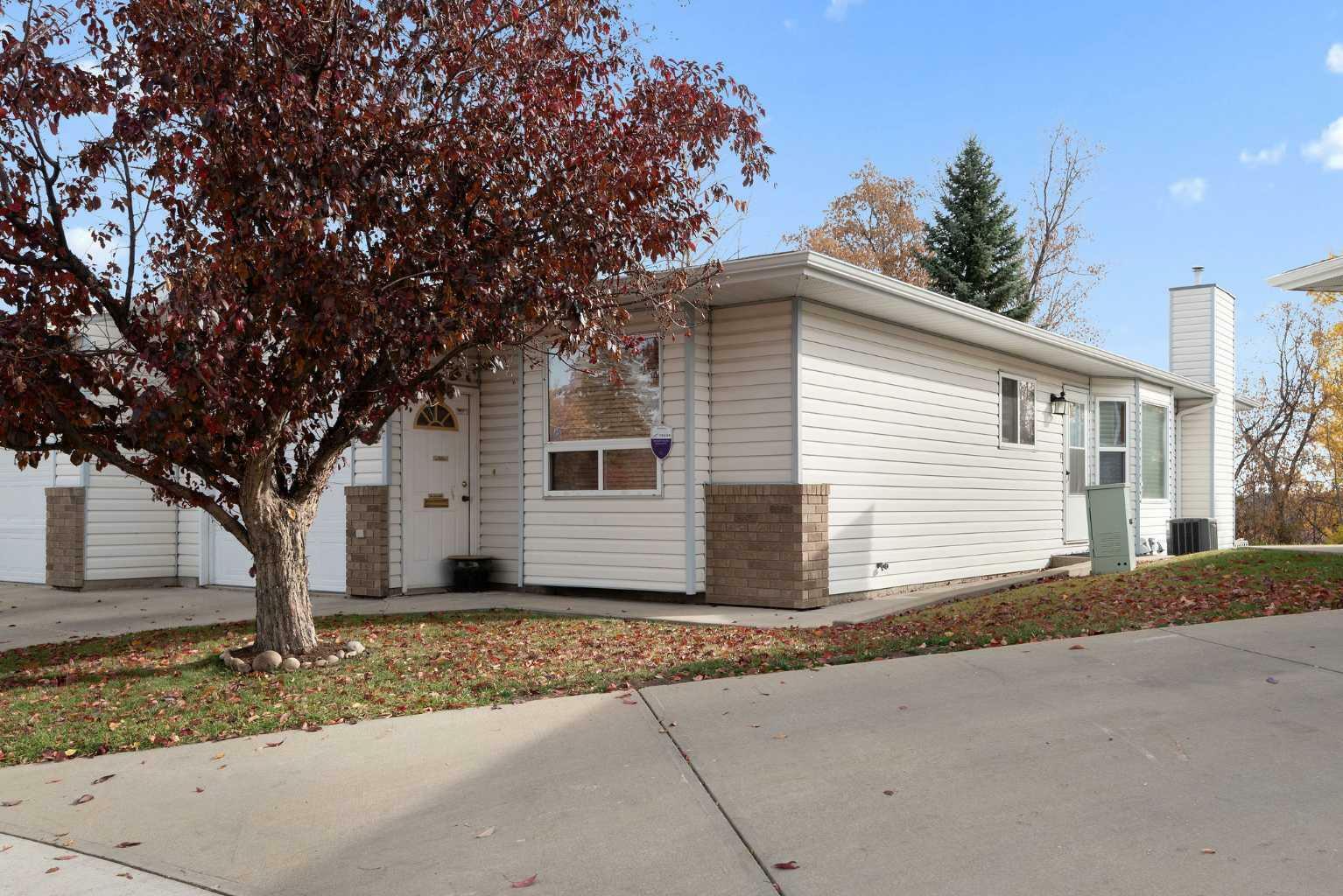 Property Photo:  5125 62 Street 5  AB T4N 6Y3 