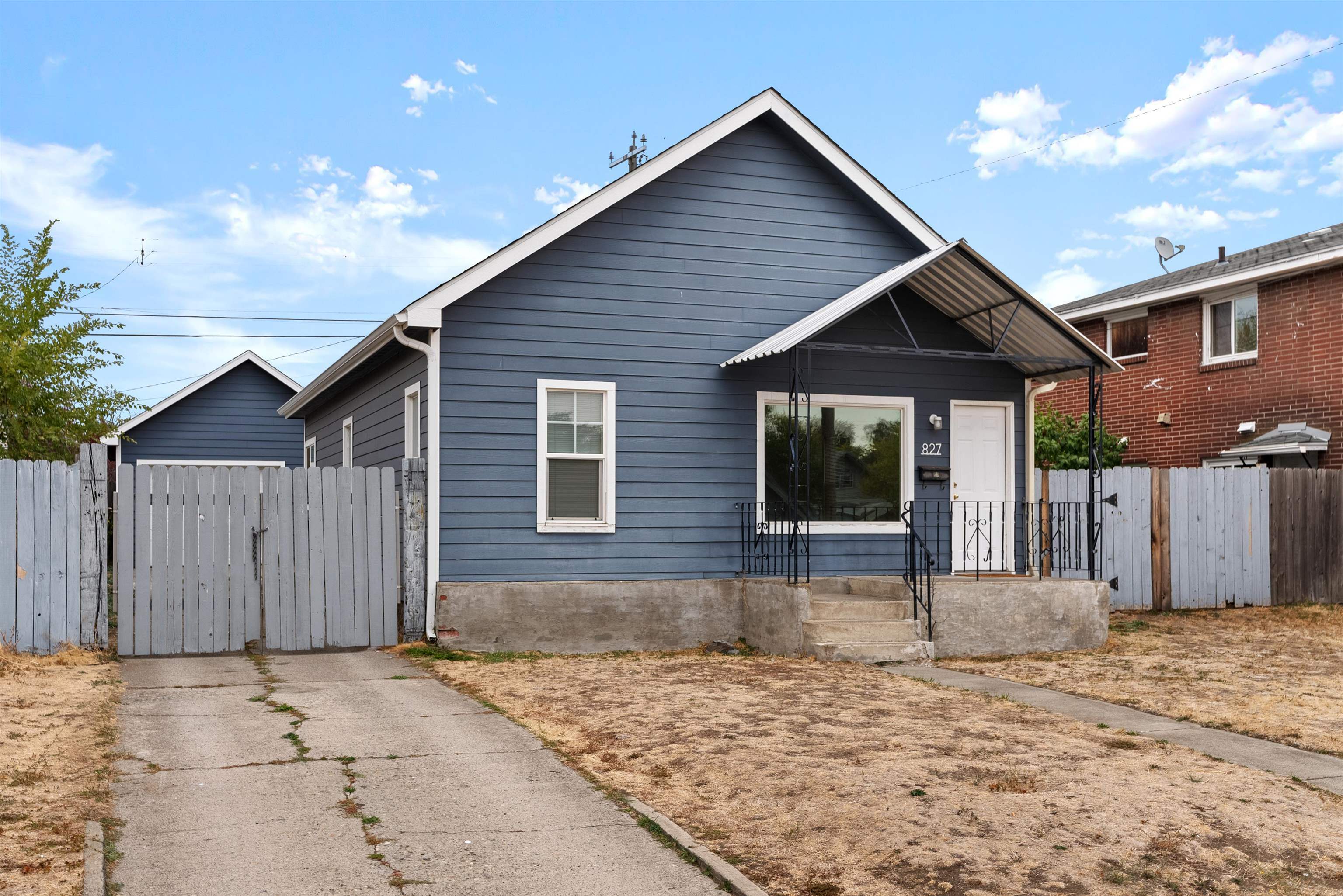 Property Photo:  827 E Hoffman Ave  WA 99207 