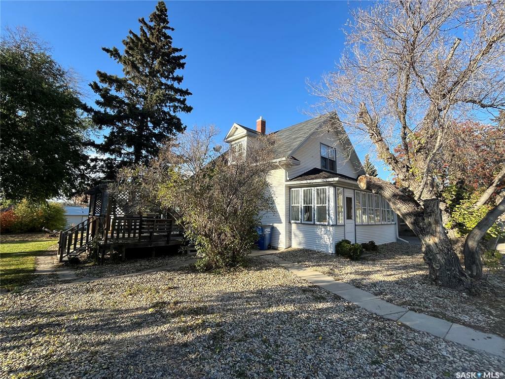 Property Photo:  105 2nd Avenue N  SK S0K 3V0 