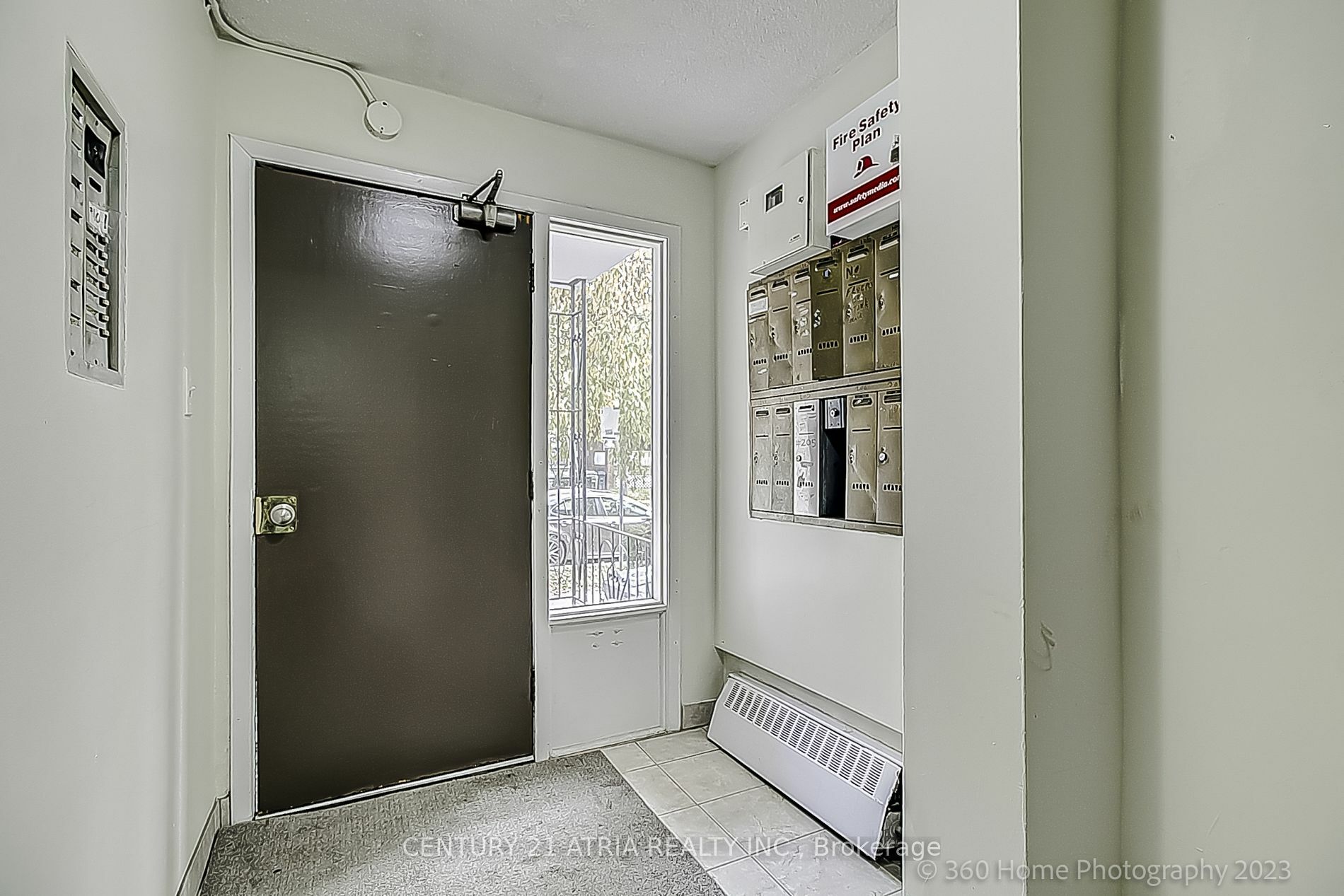 Photo de la propriété:  30 Lansdowne Ave  ON M6K 2V8 