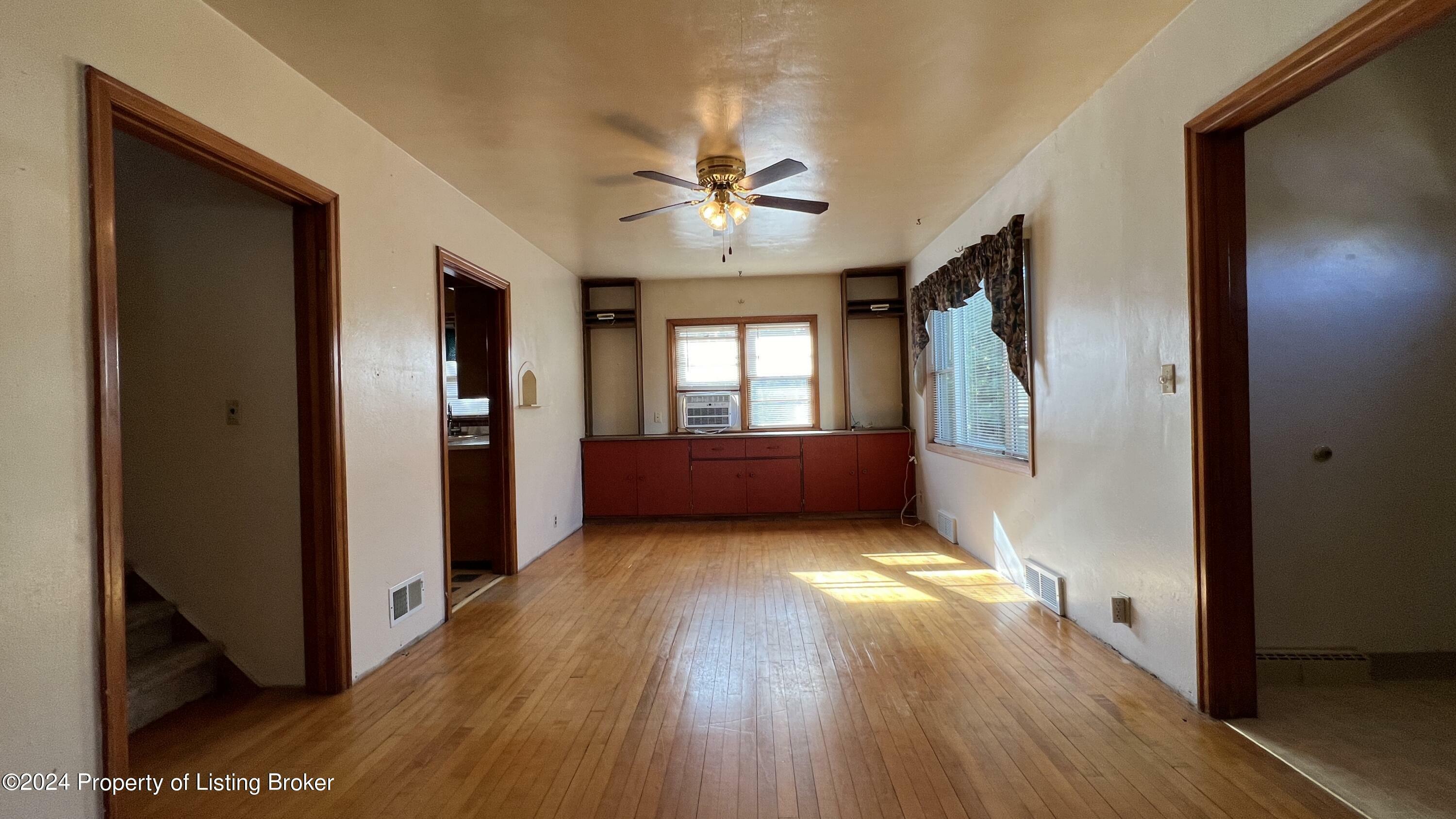 Property Photo:  116 5th St NE  ND 58622 