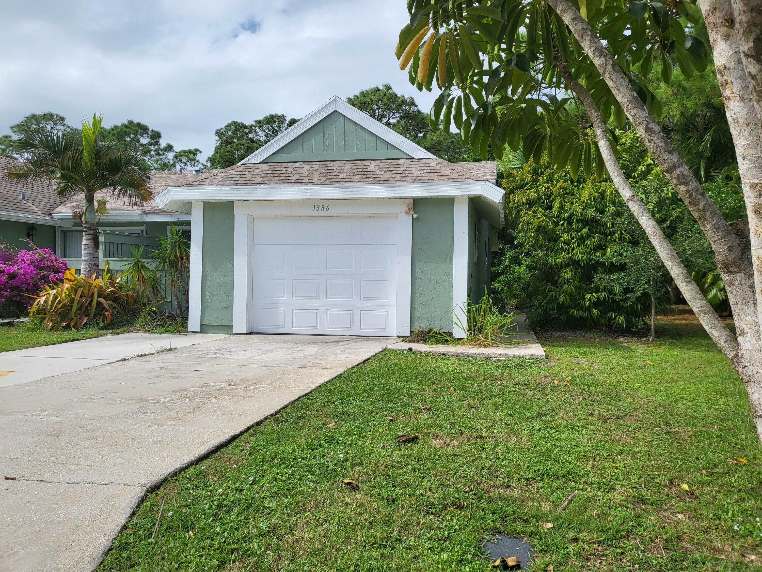 Property Photo:  1386 SE Rivergreen Circle  FL 34952 