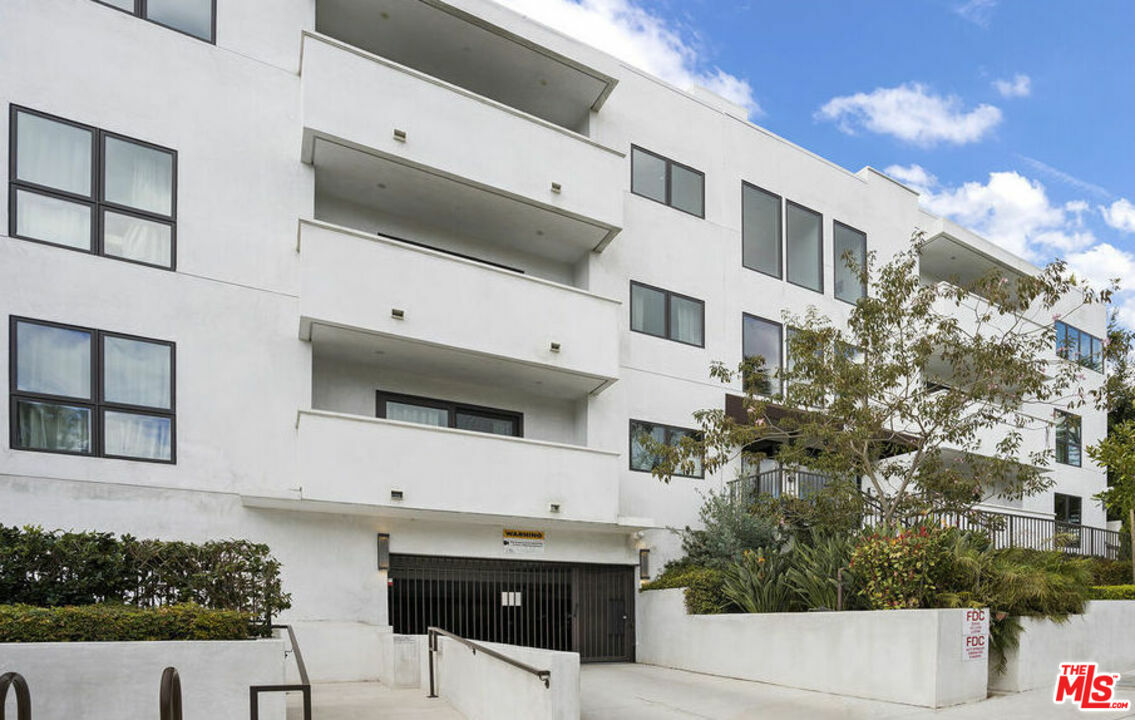 Property Photo:  859  S Lucerne Blvd 210  CA 90005 