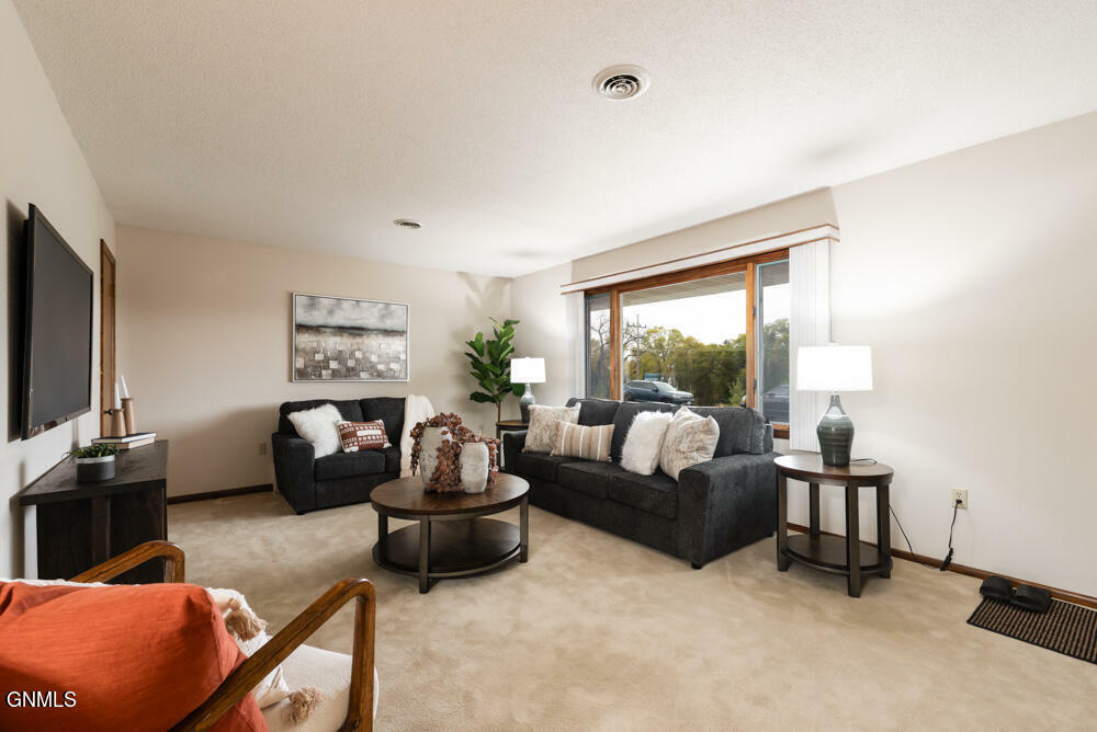 Property Photo:  1026 Summit Boulevard  ND 58504 