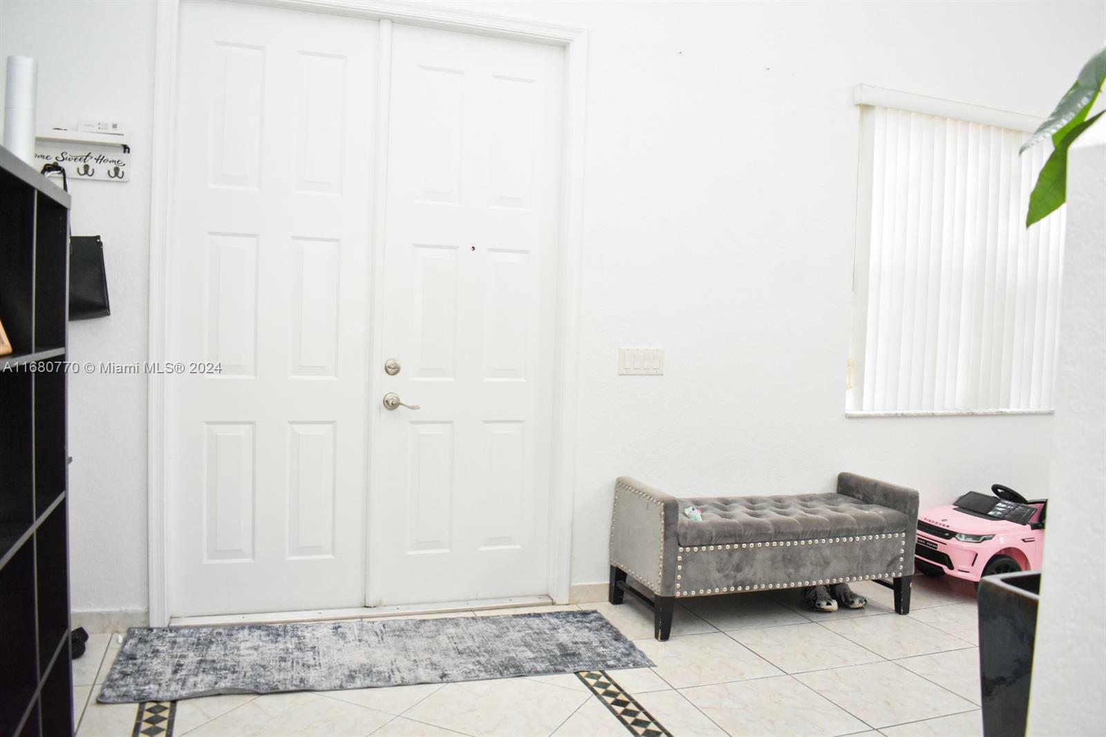 Property Photo:  940 Tulip Cir  FL 33327 