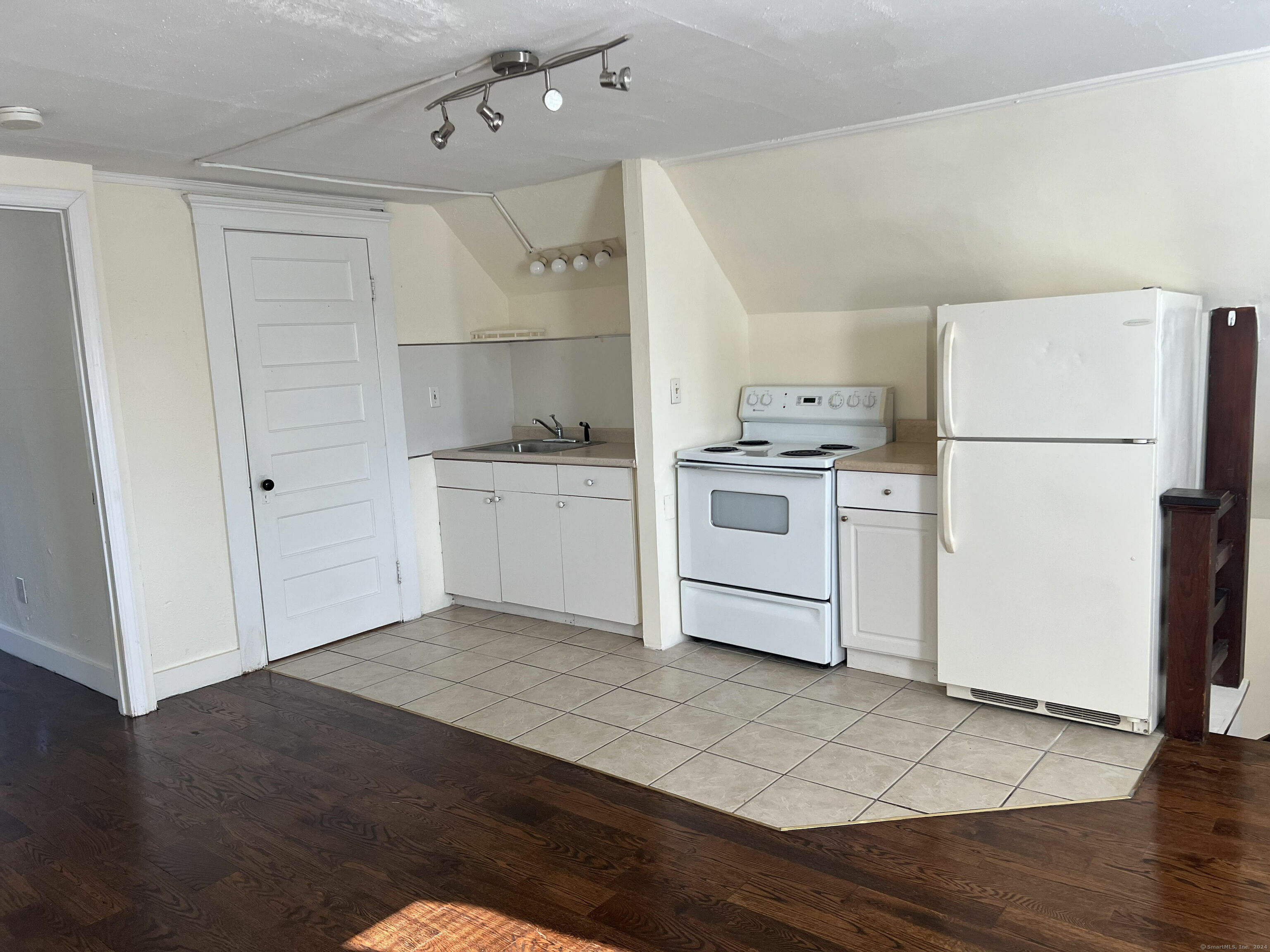 Property Photo:  73 Center Street 3rd Flr  CT 06516 