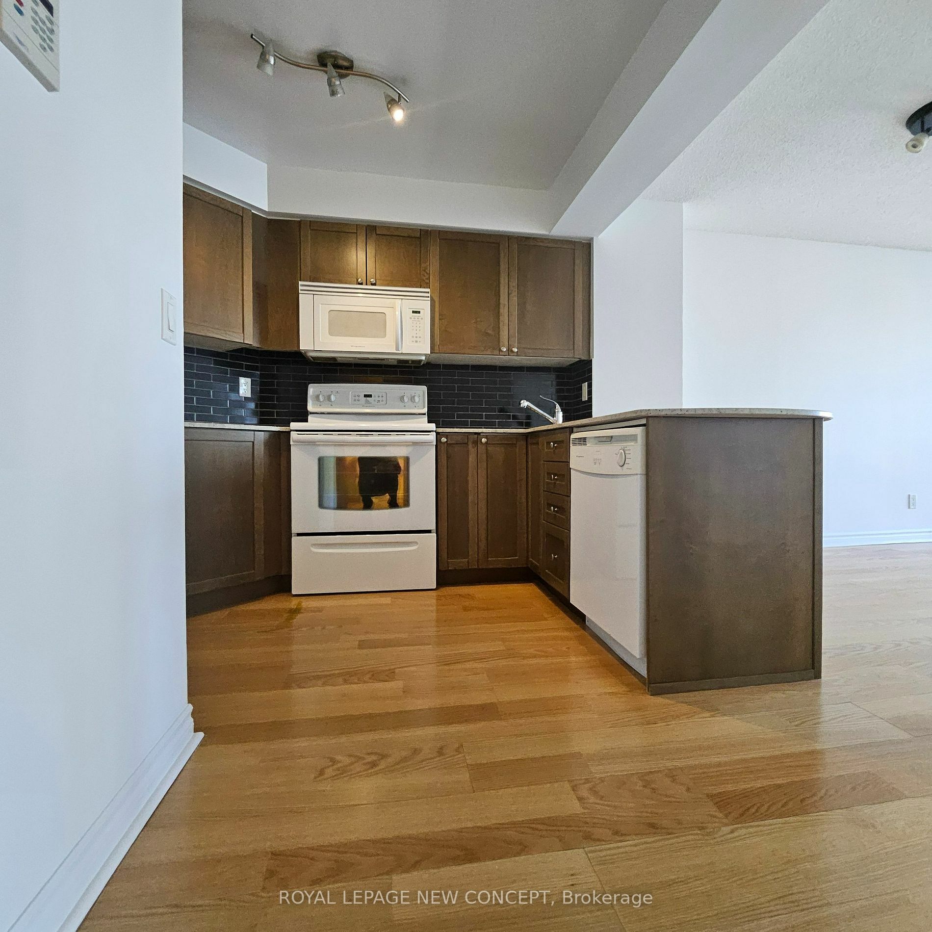 Property Photo:  763 Bay St 3013  ON M5G 2R3 