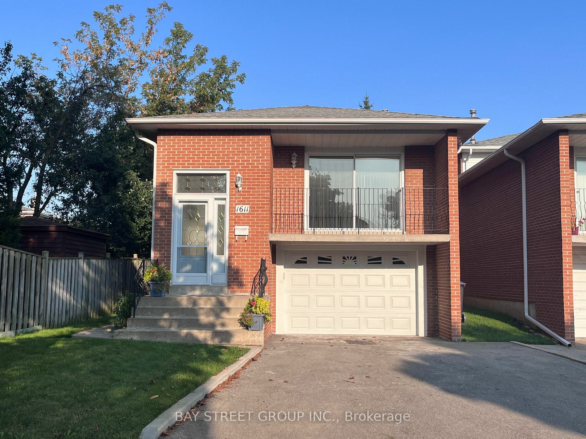 Property Photo:  1611 Lewes Way Upper  ON L4W 3H5 