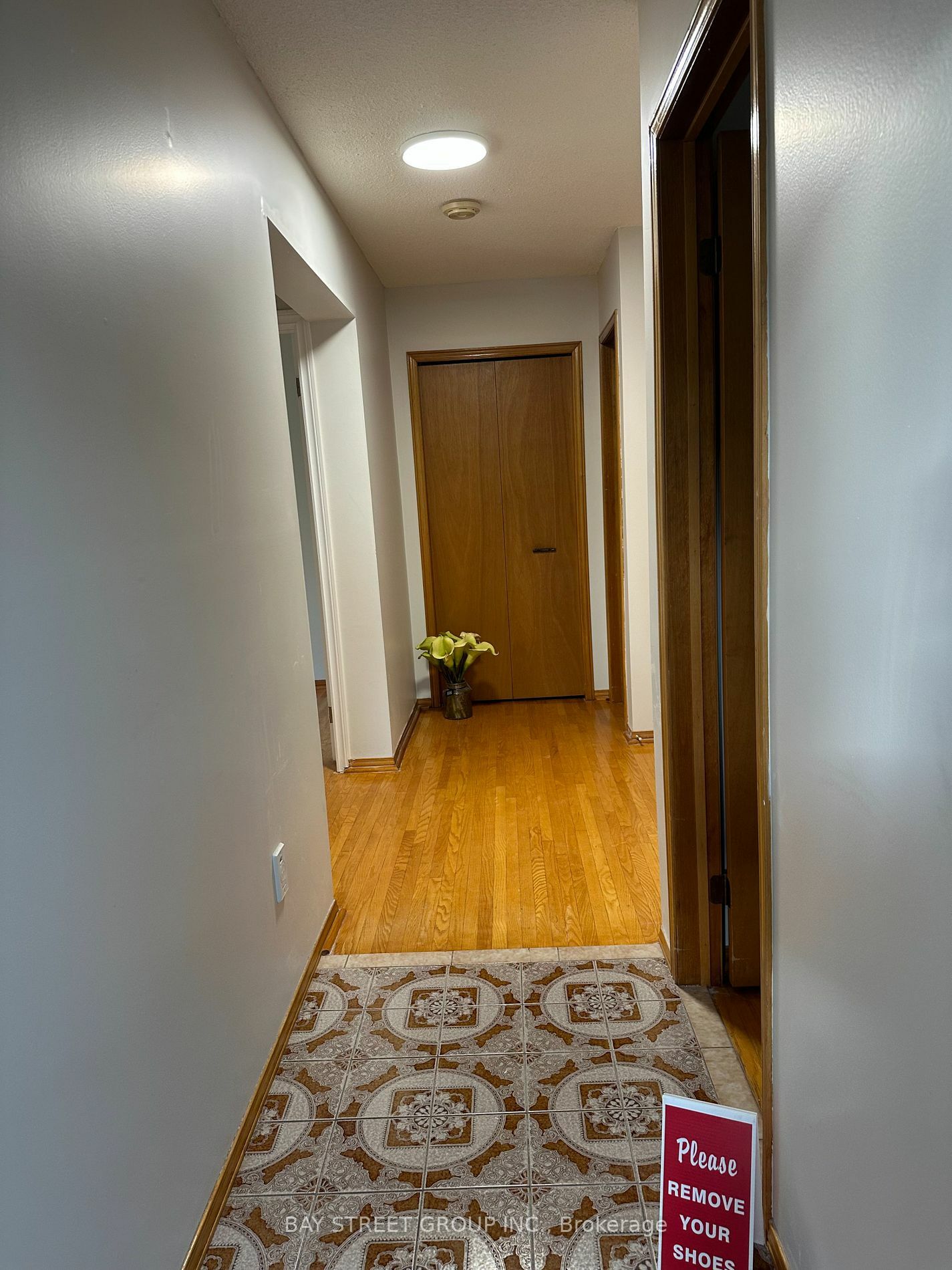 Property Photo:  1611 Lewes Way Lower  ON L4W 3H5 