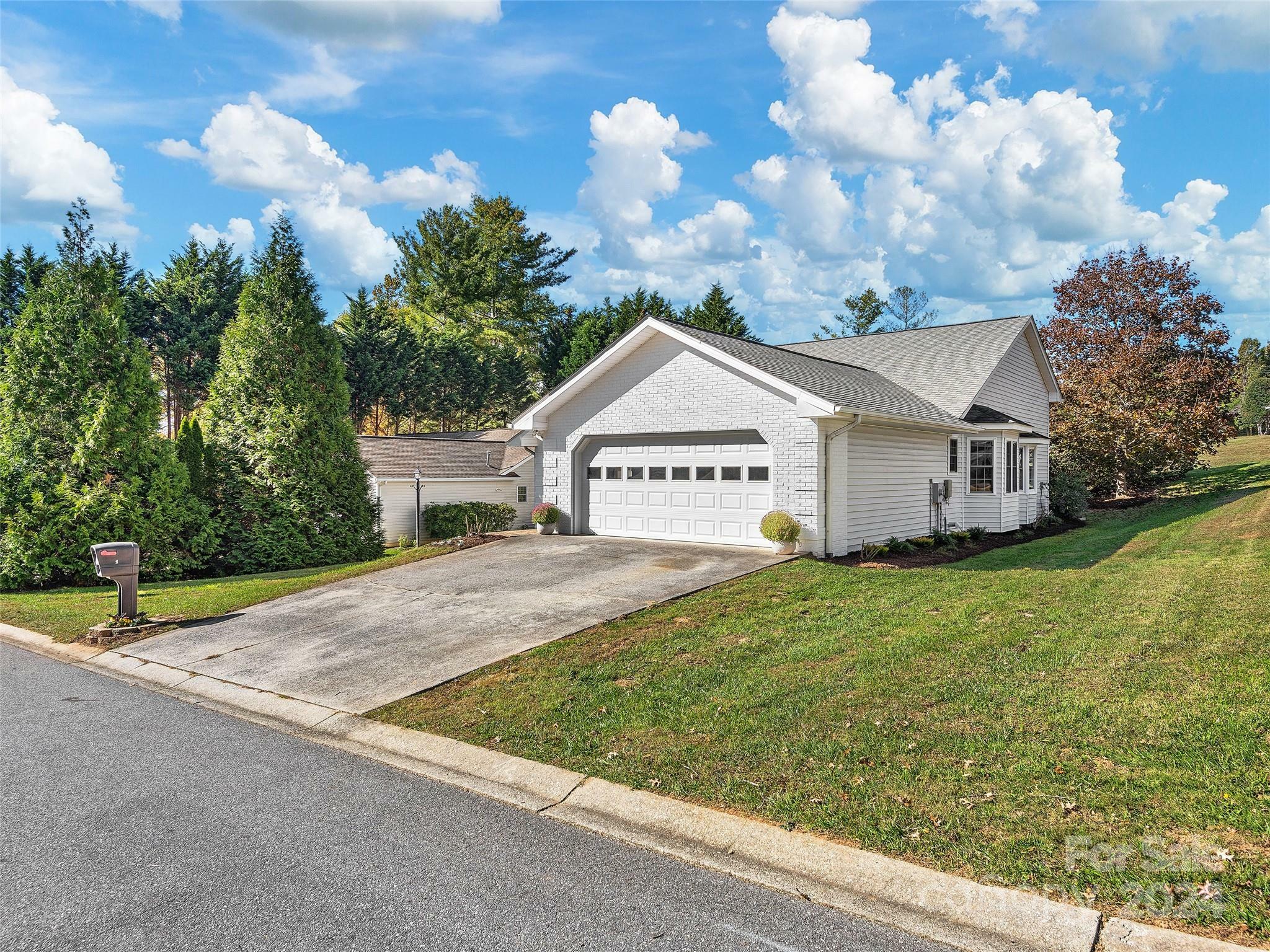 Property Photo:  1 Gatehouse Court  NC 28803 