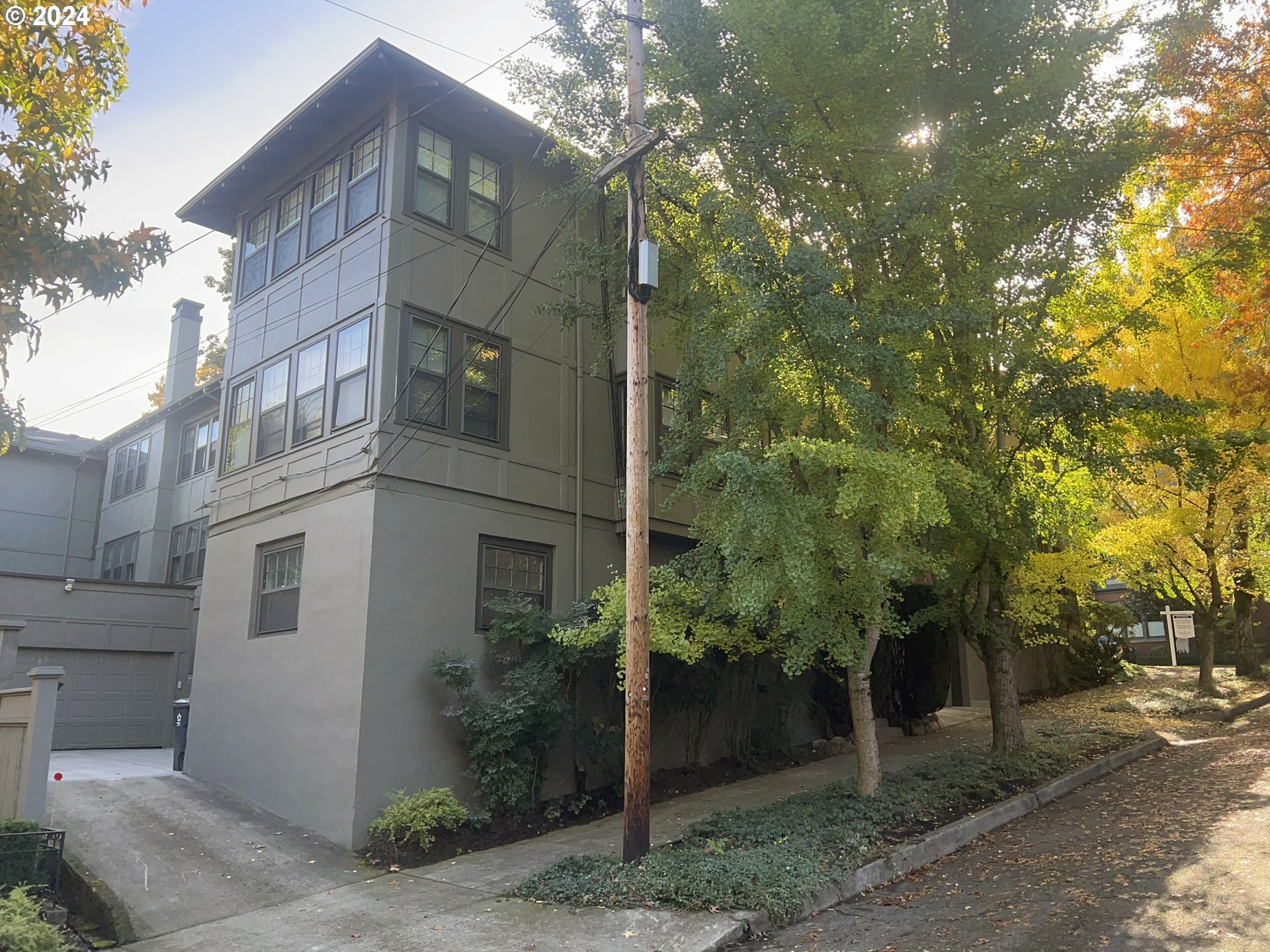 Property Photo:  1837 SW Elm St 1  OR 97201 