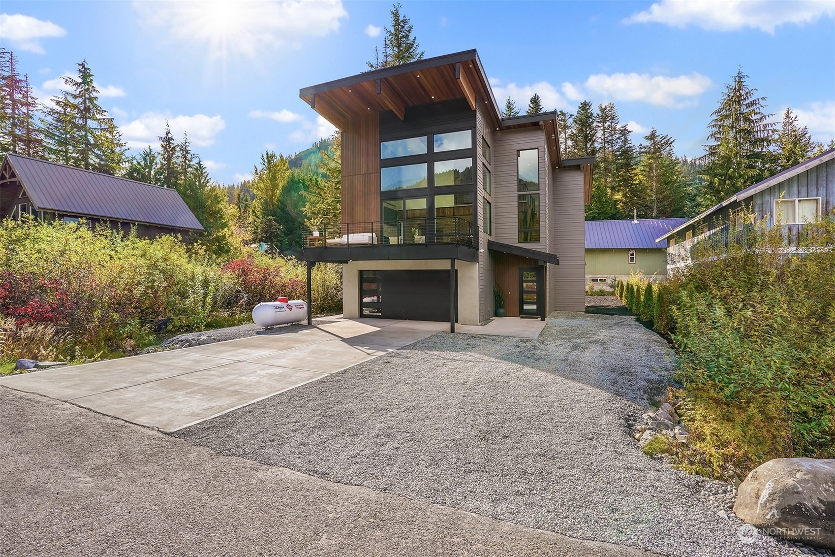 Property Photo:  811 E Hyak Dr  WA 98068 