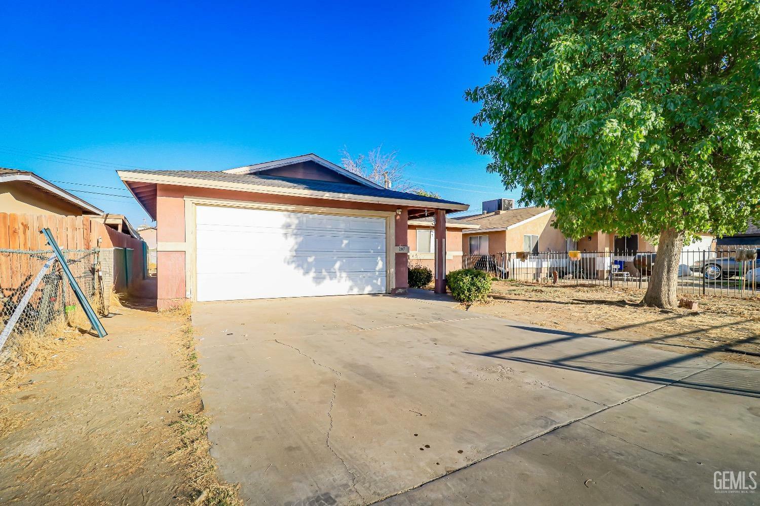 Property Photo:  207 Clyde Street  CA 93307 