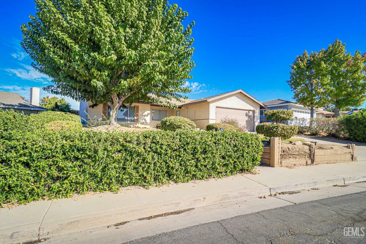 Property Photo:  5808 Highlander Street  CA 93306 