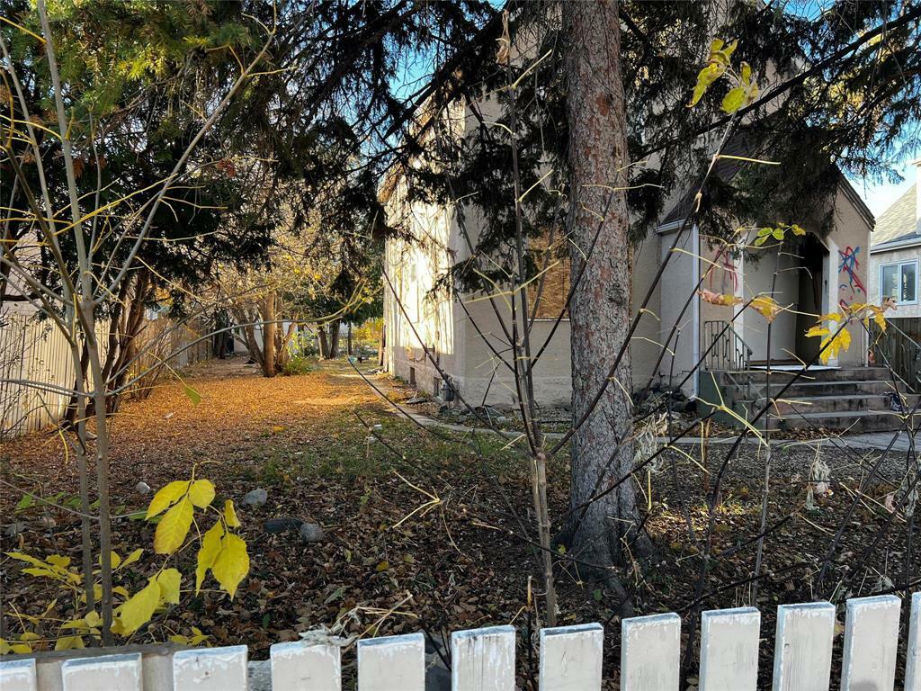 Property Photo:  492 Flora Avenue  MB R2W 2S1 